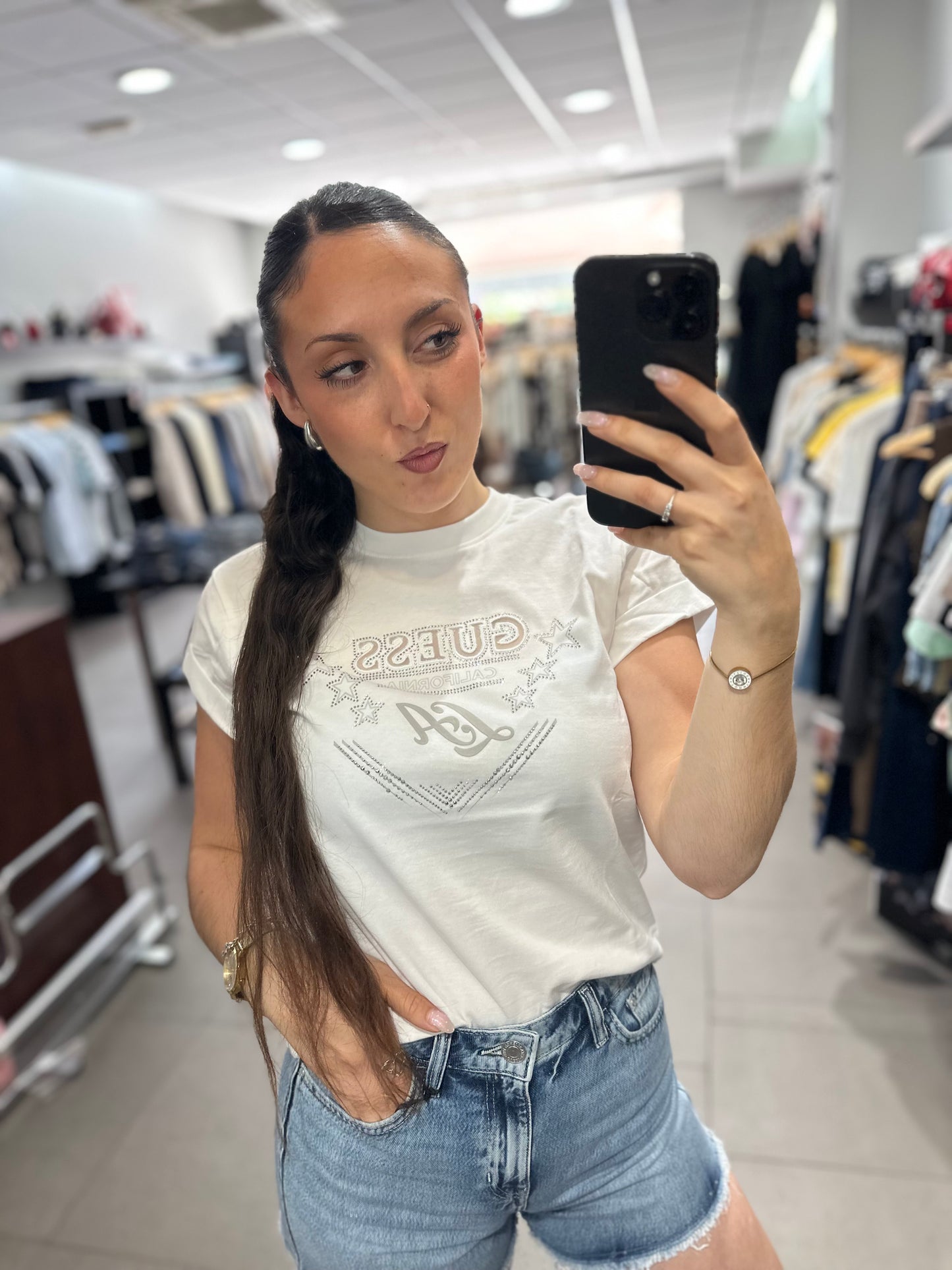 Camiseta Guess blanca cuadrada logo calado y estrellas brillo