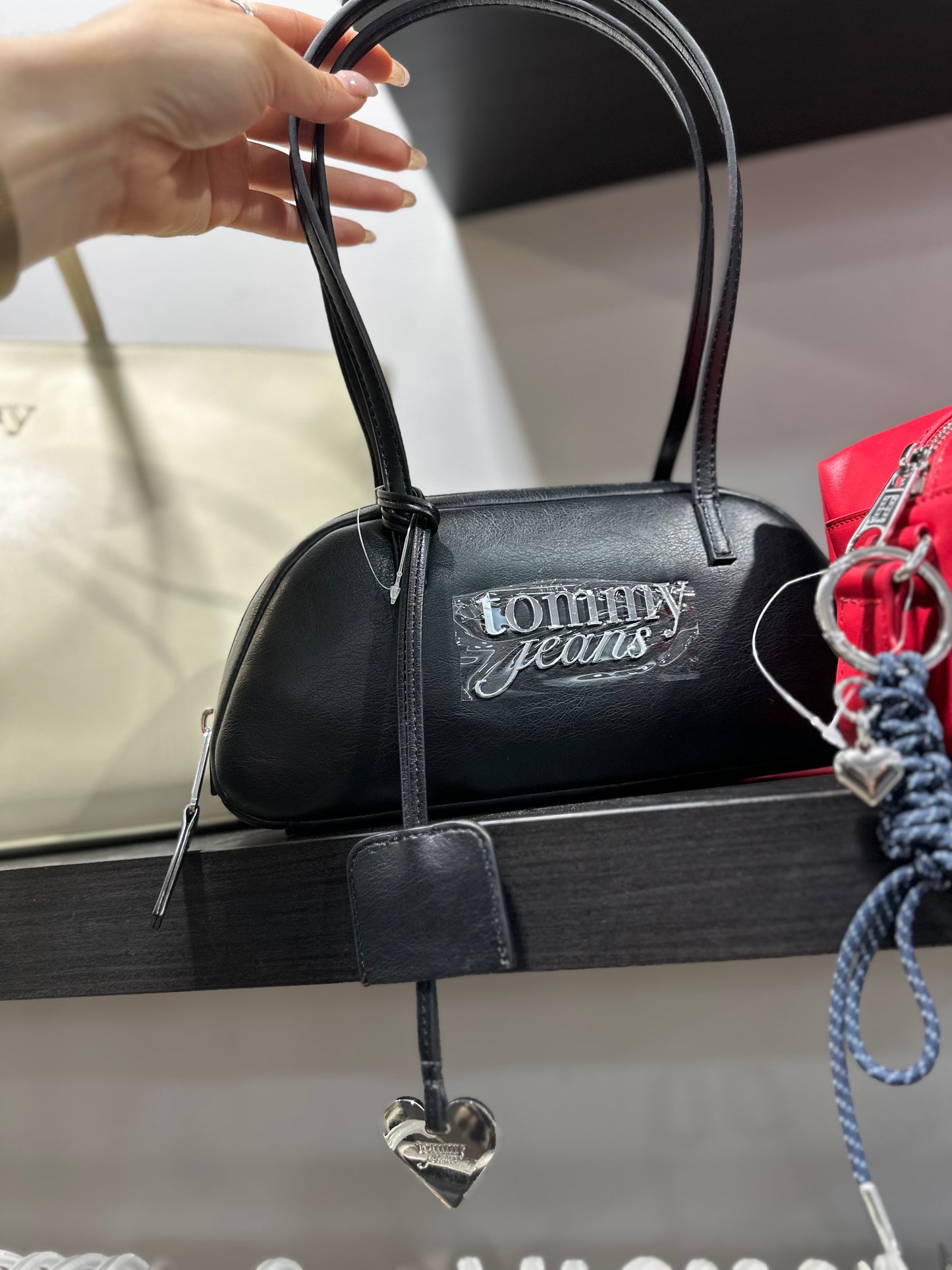 BOLSO TOMMY NEGRO HOMBRO CON CHARM CORAZÓN