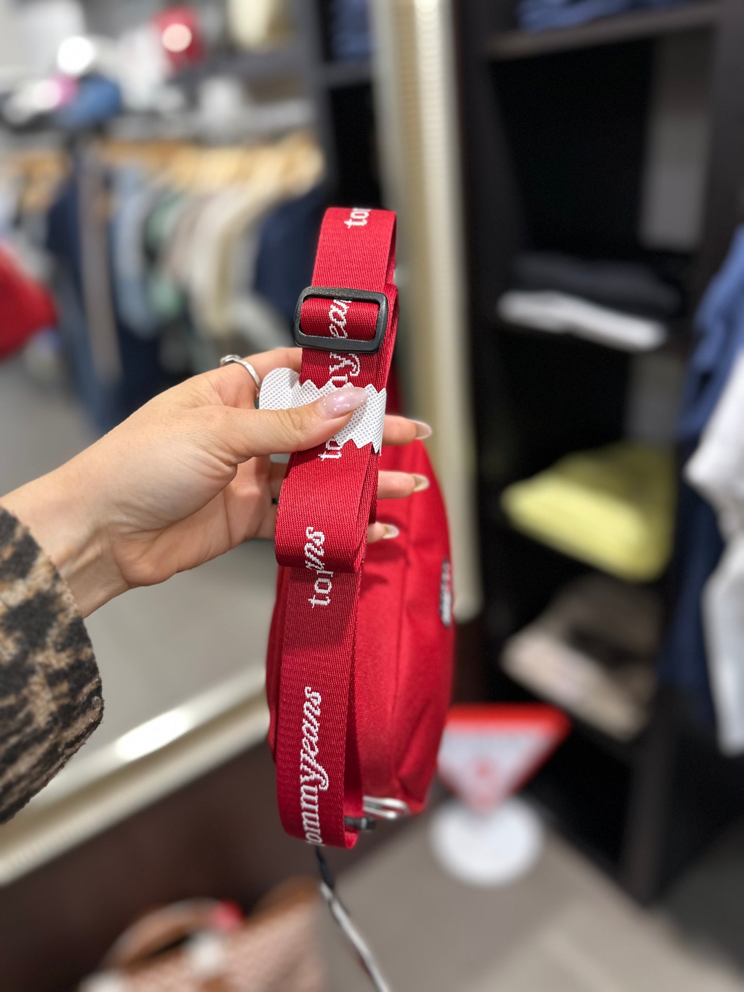 BOLSO BANDOLERA TOMMY NYLON ROJO CEREZA