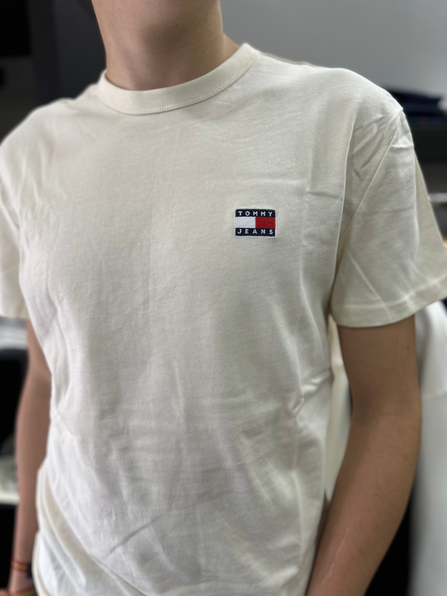 CAMISETA TOMMY CREMA LOGO BORDADO