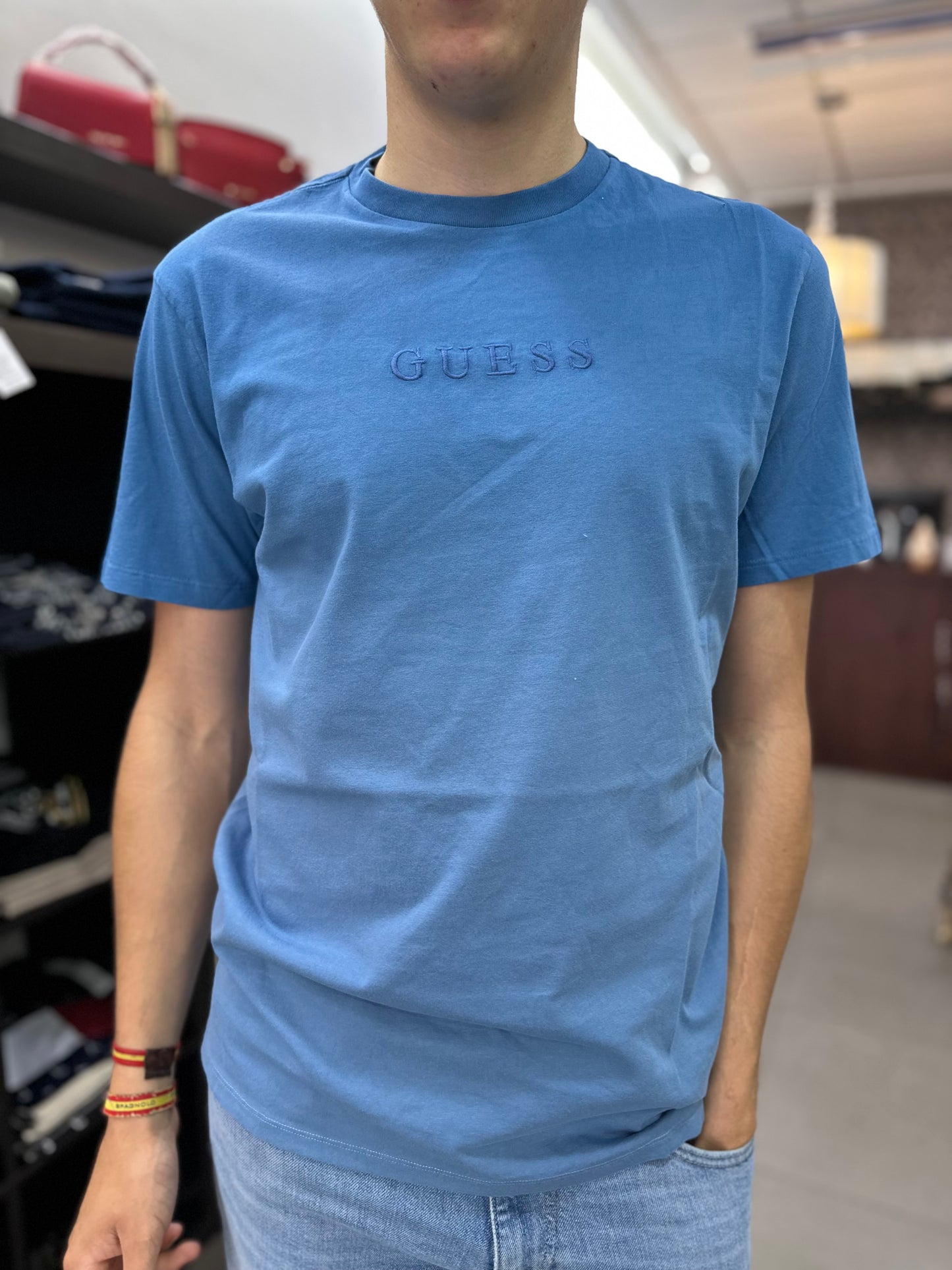 CAMISETA GUESS AZUL DEGRADADA LOGO BORDADO