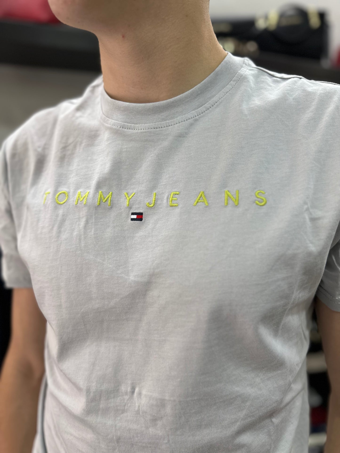 CAMISETA TOMMY GRIS LOGO BORDADO AMARILLO