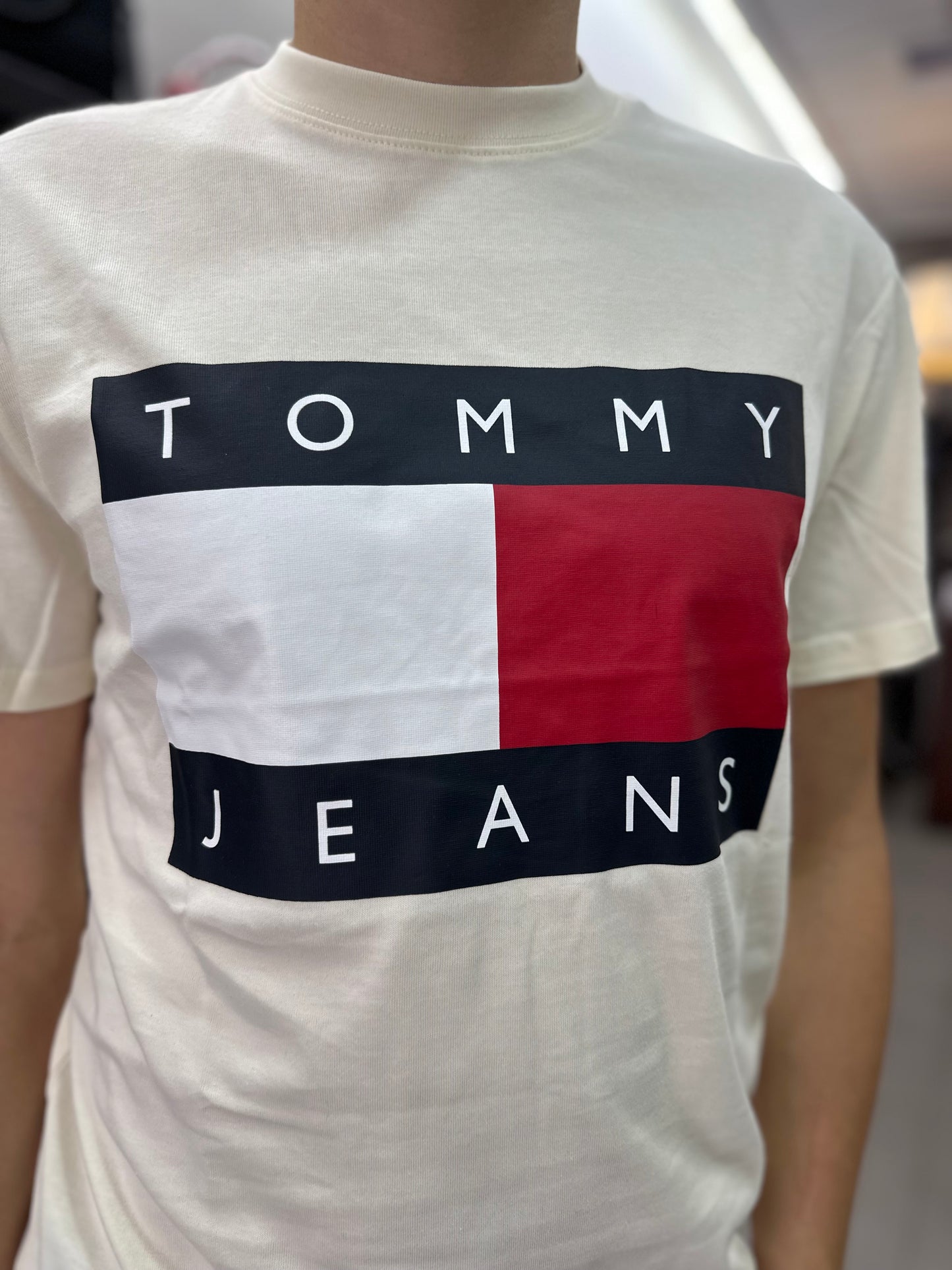 CAMISETA TOMMY CREMA LOGO BANDERA GRANDE