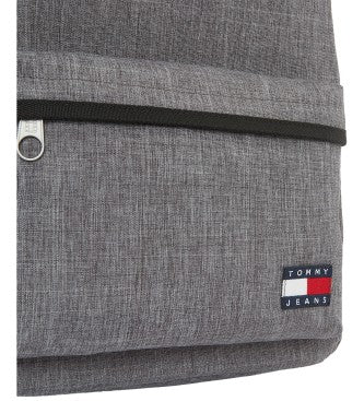 MOCHILA TOMMY JEANS GRIS DESGASTADO CORREAS CON LOGO HOMBRE
