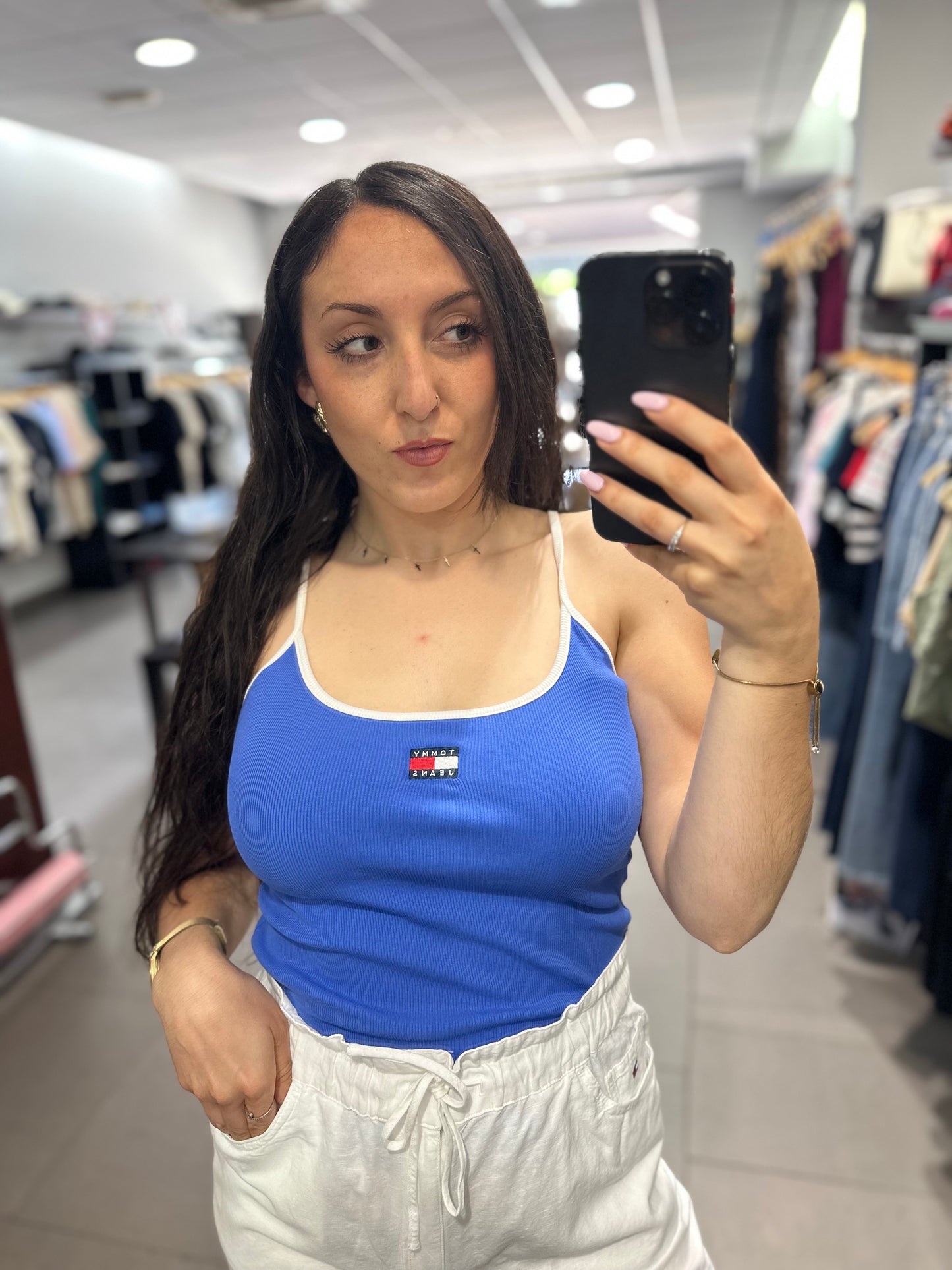 Camiseta Tommy canalé azul tirante vivo en blanco