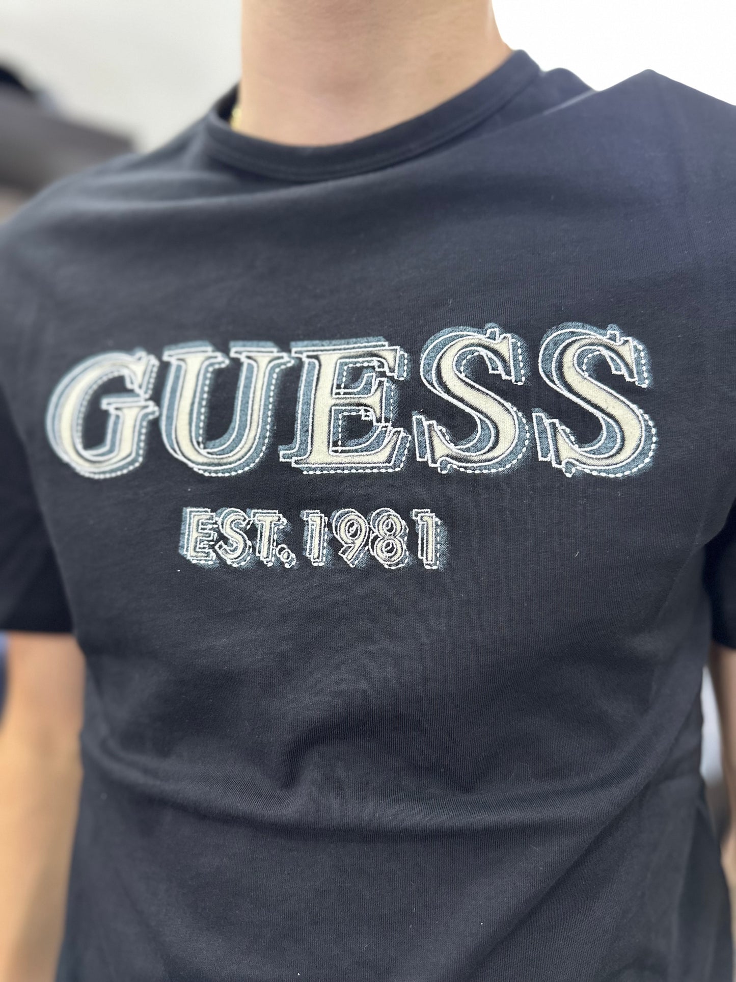 Camiseta Guess negra logo bordado