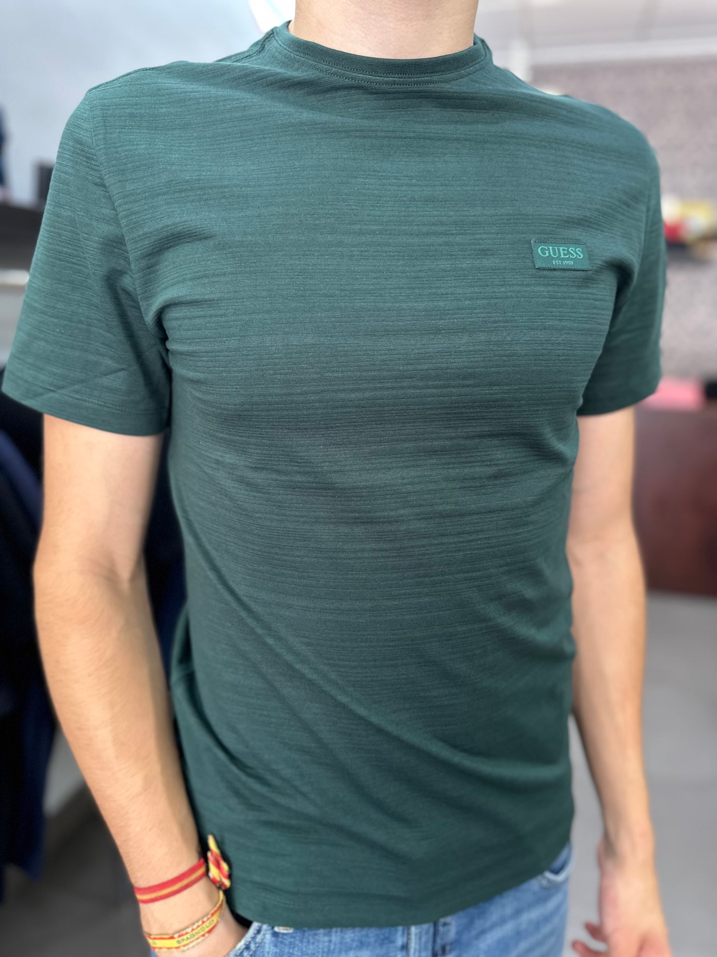 Camiseta Guess verde logo bordado