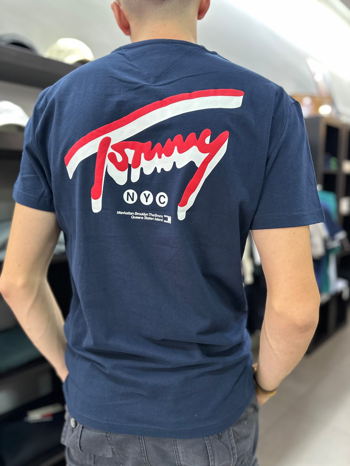 Camiseta Tommy marina logo en la espalda rojo