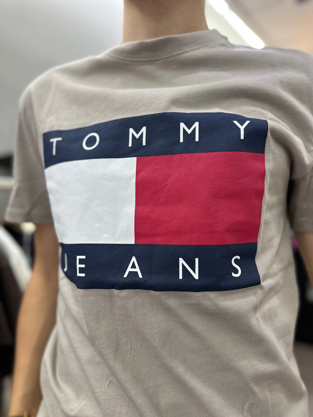 Camiseta Tommy TAUPE logo bandera grande