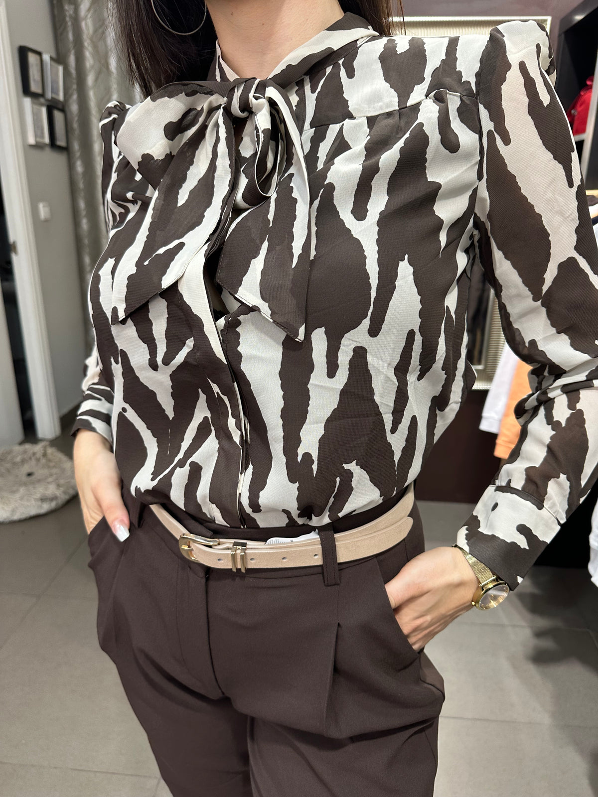 Blusa Tiffosi lazo estampado chocolate