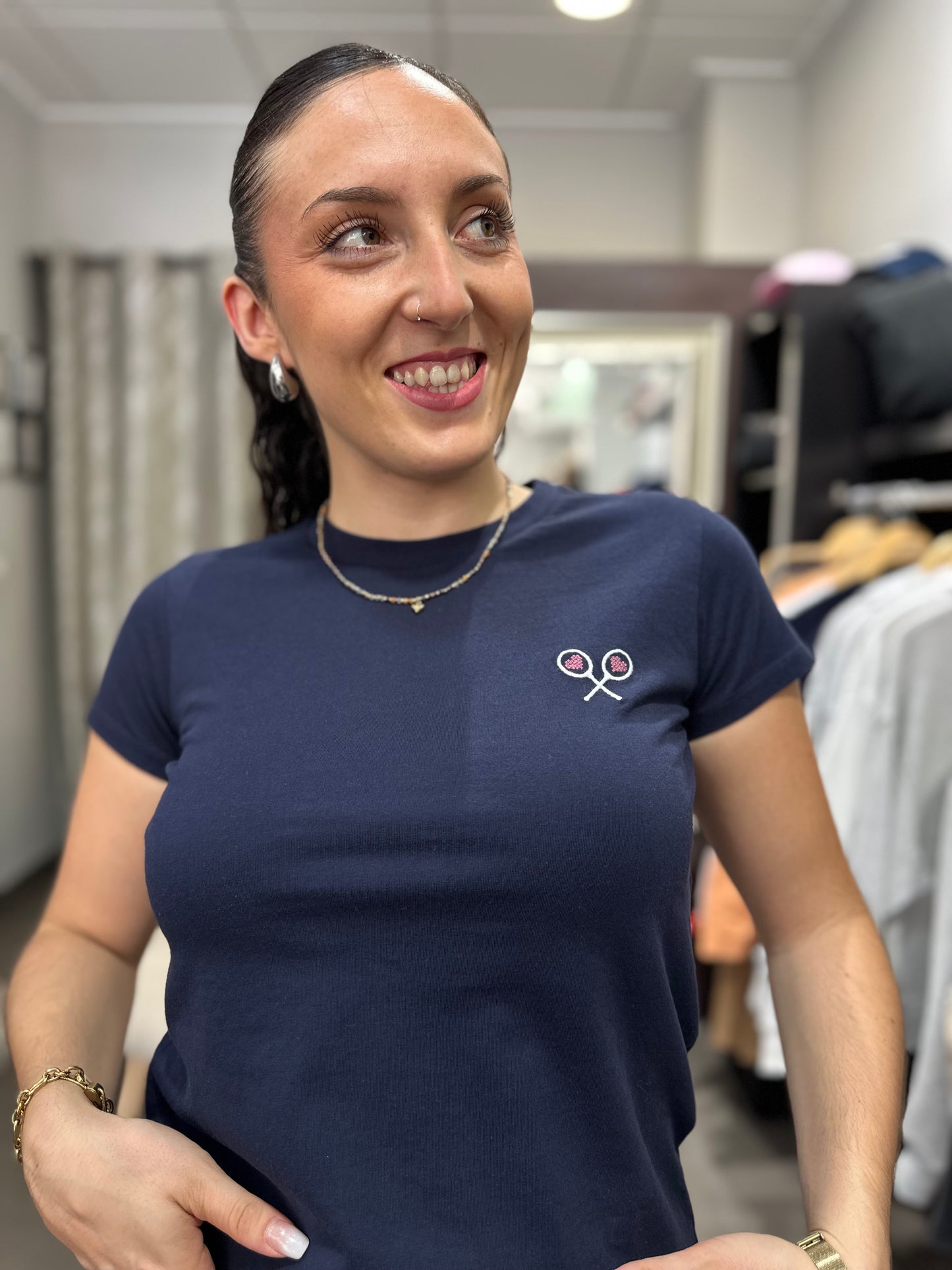 Camiseta silbon marina con logo con corazones bordado