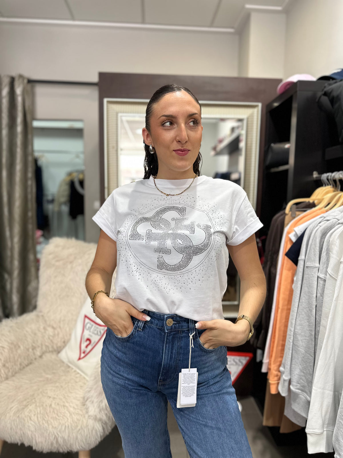 Camiseta Guess cuadrada logo 4g brillo blanca