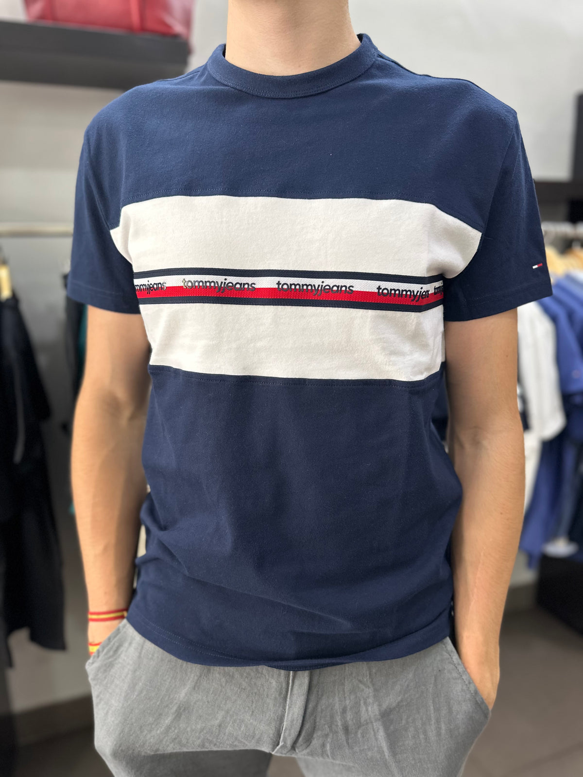 Camiseta Tommy marina banda logo bordada