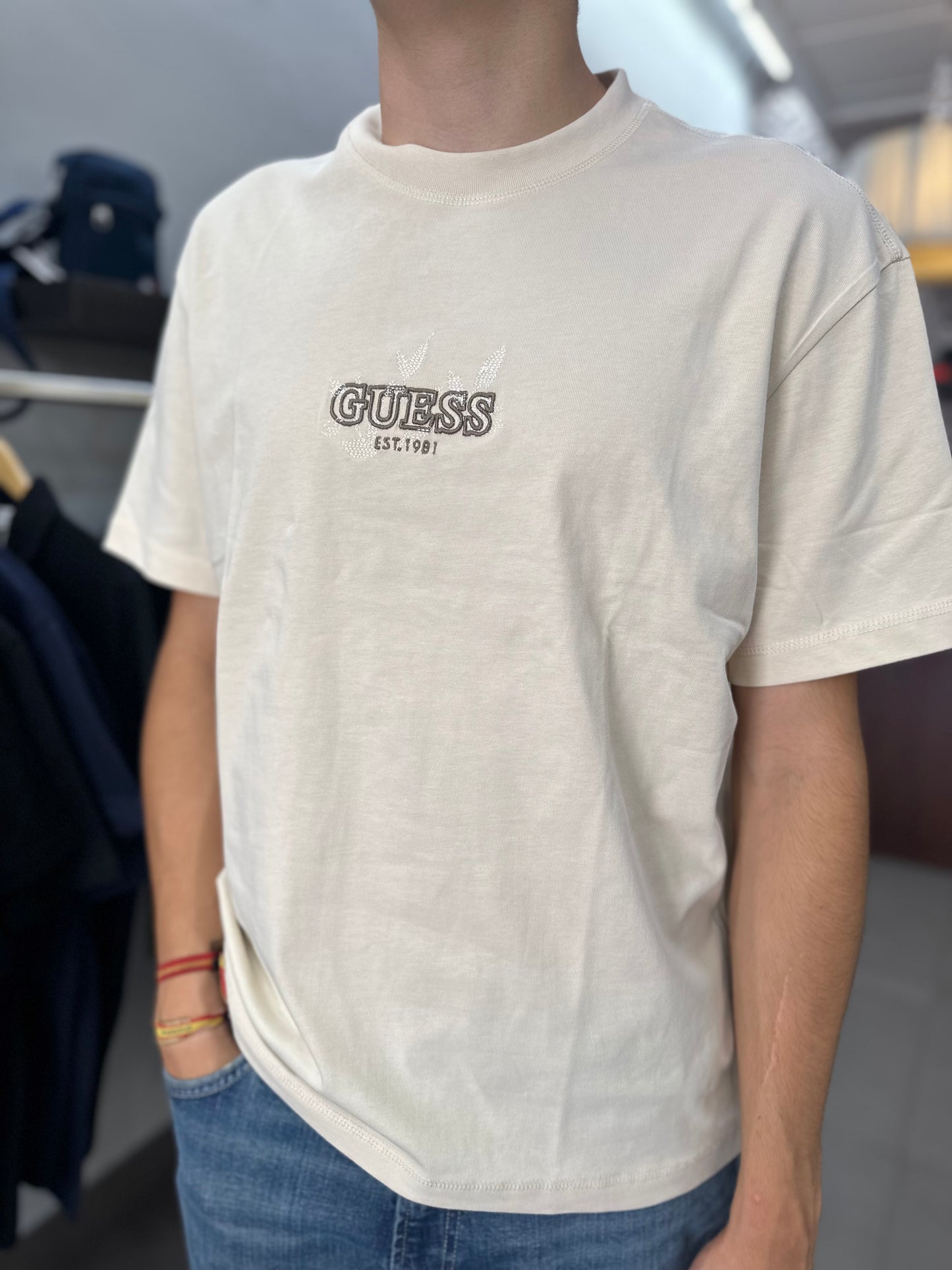 Camiseta over Guess beige