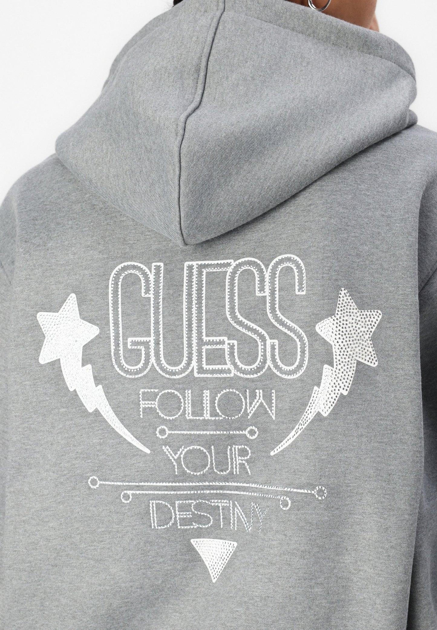 SUDADERA GUESS CON CAPUCHA GRIS CORDONES CON BRILLO Y LOGO EN LA ESPALDA MUJER