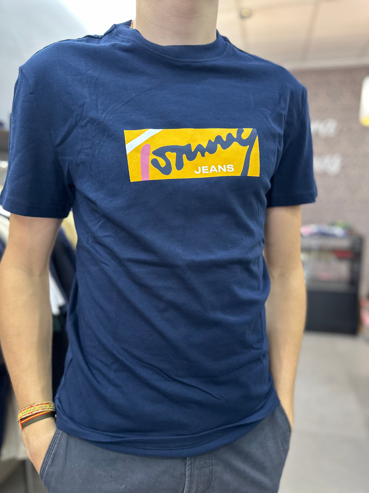 Camiseta Tommy marina logo amarillo y rosa