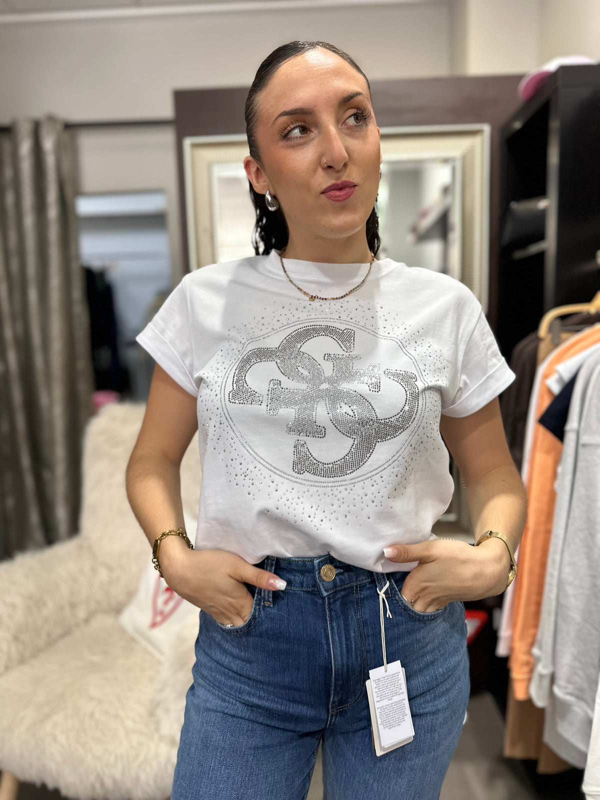 Camiseta Guess cuadrada logo 4g brillo blanca