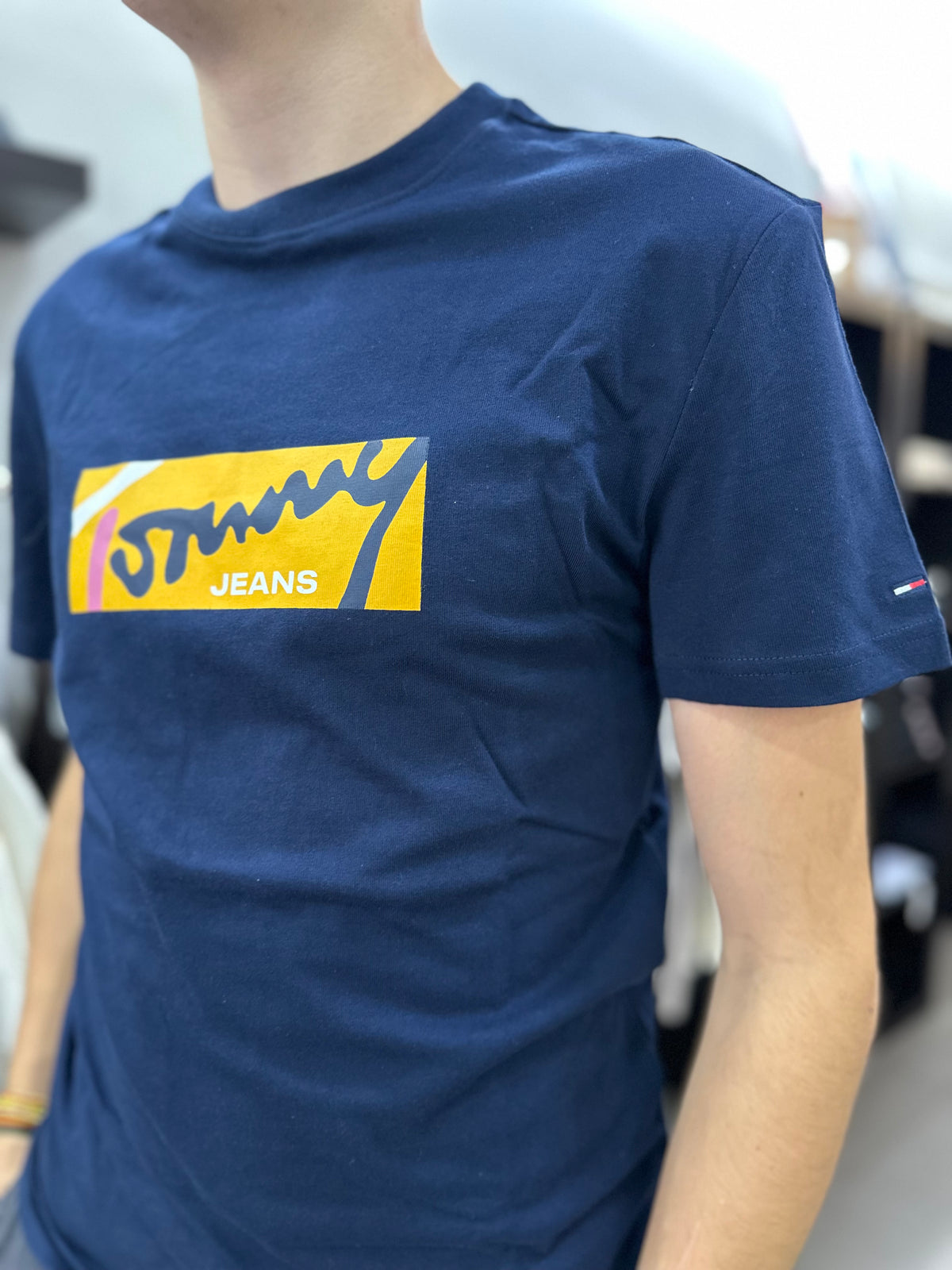 Camiseta Tommy marina logo amarillo y rosa