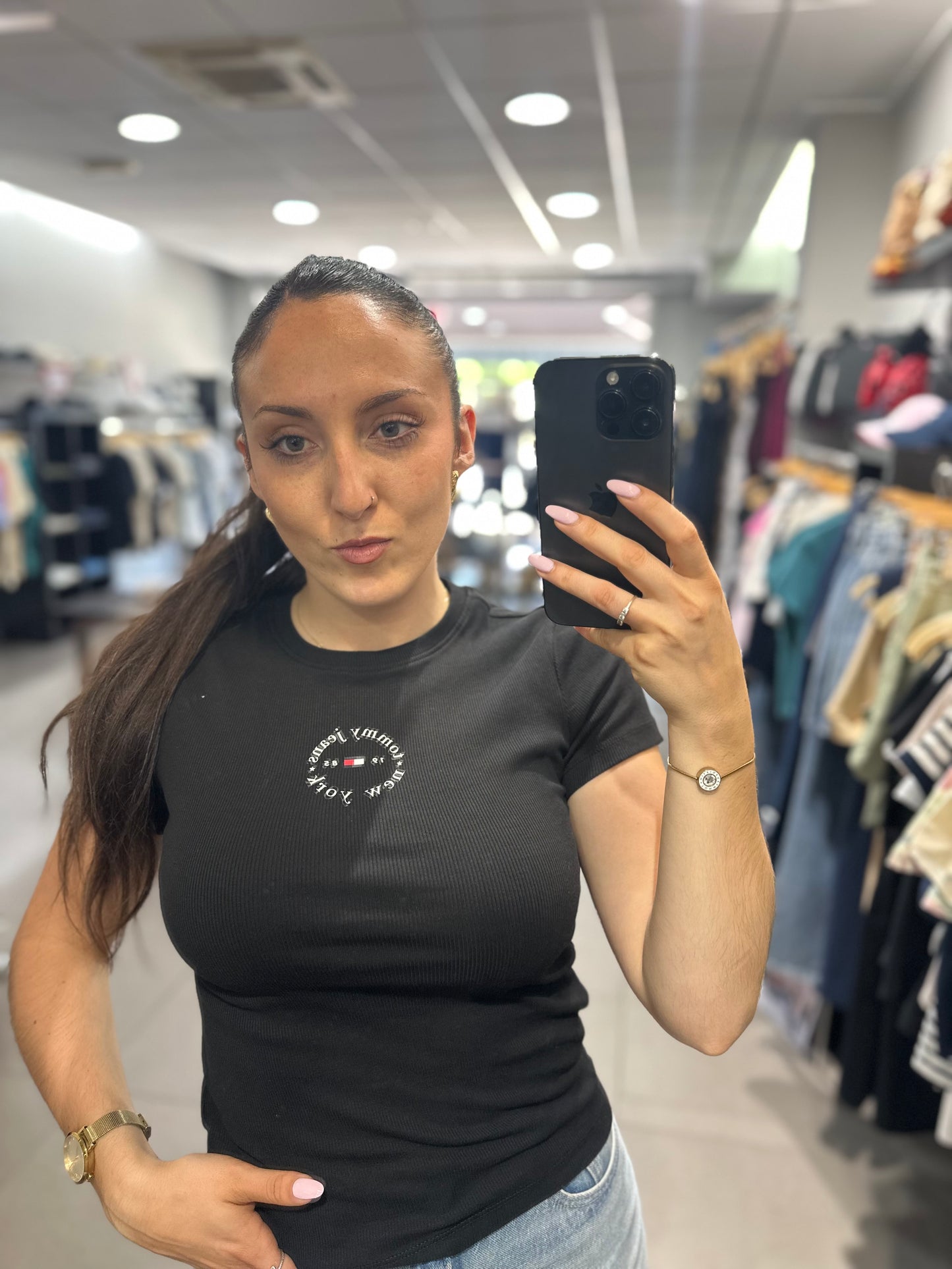 Camiseta Tommy canalé negro logo redondo