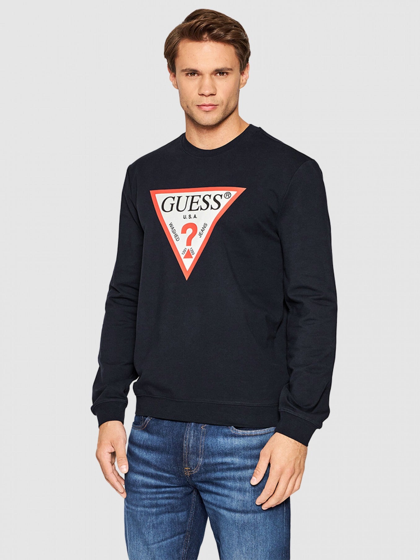 SUDADERA GUESS AZUL MARINO CON LOGO TRIÁNGULO HOMBRE