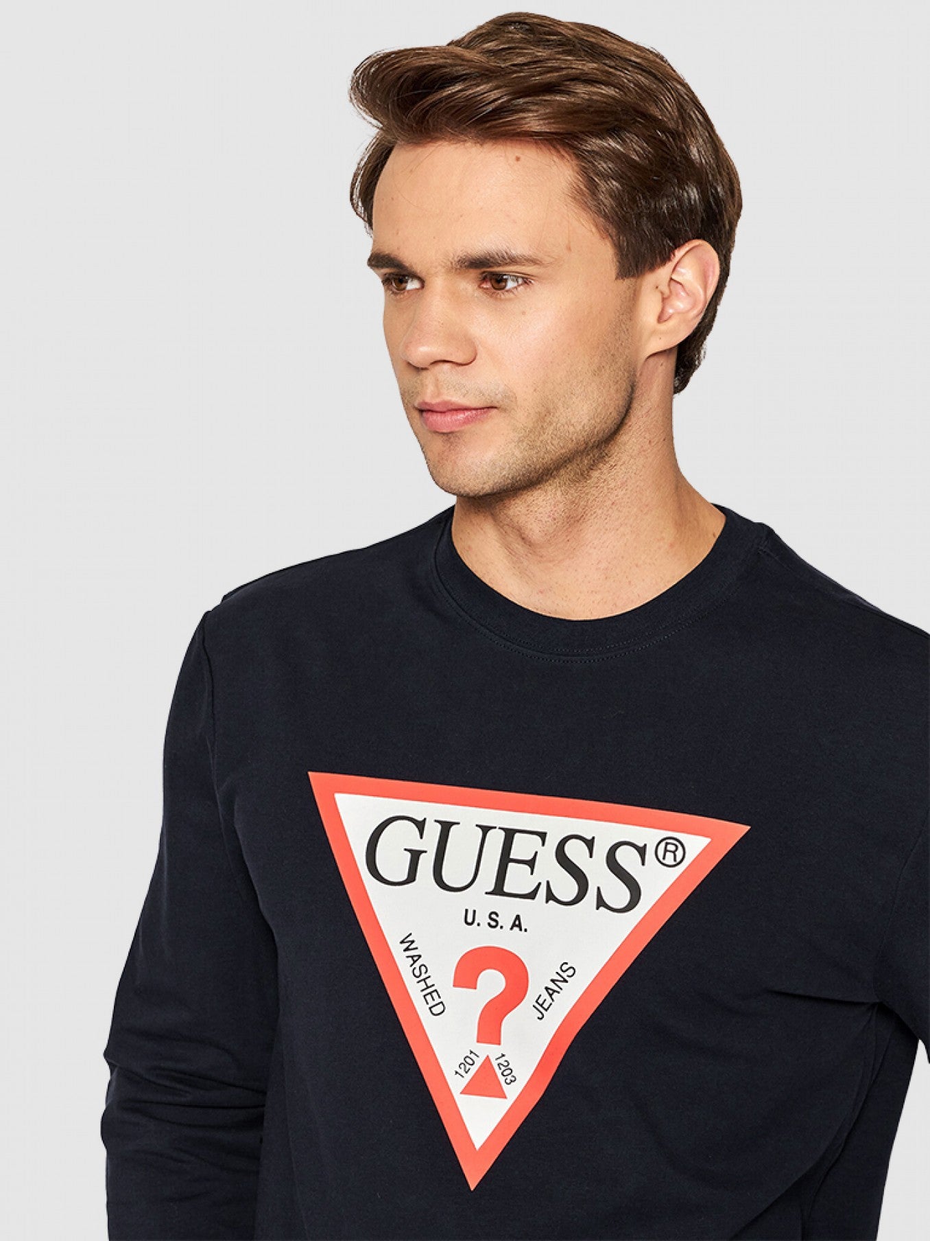 SUDADERA GUESS AZUL MARINO CON LOGO TRIÁNGULO HOMBRE