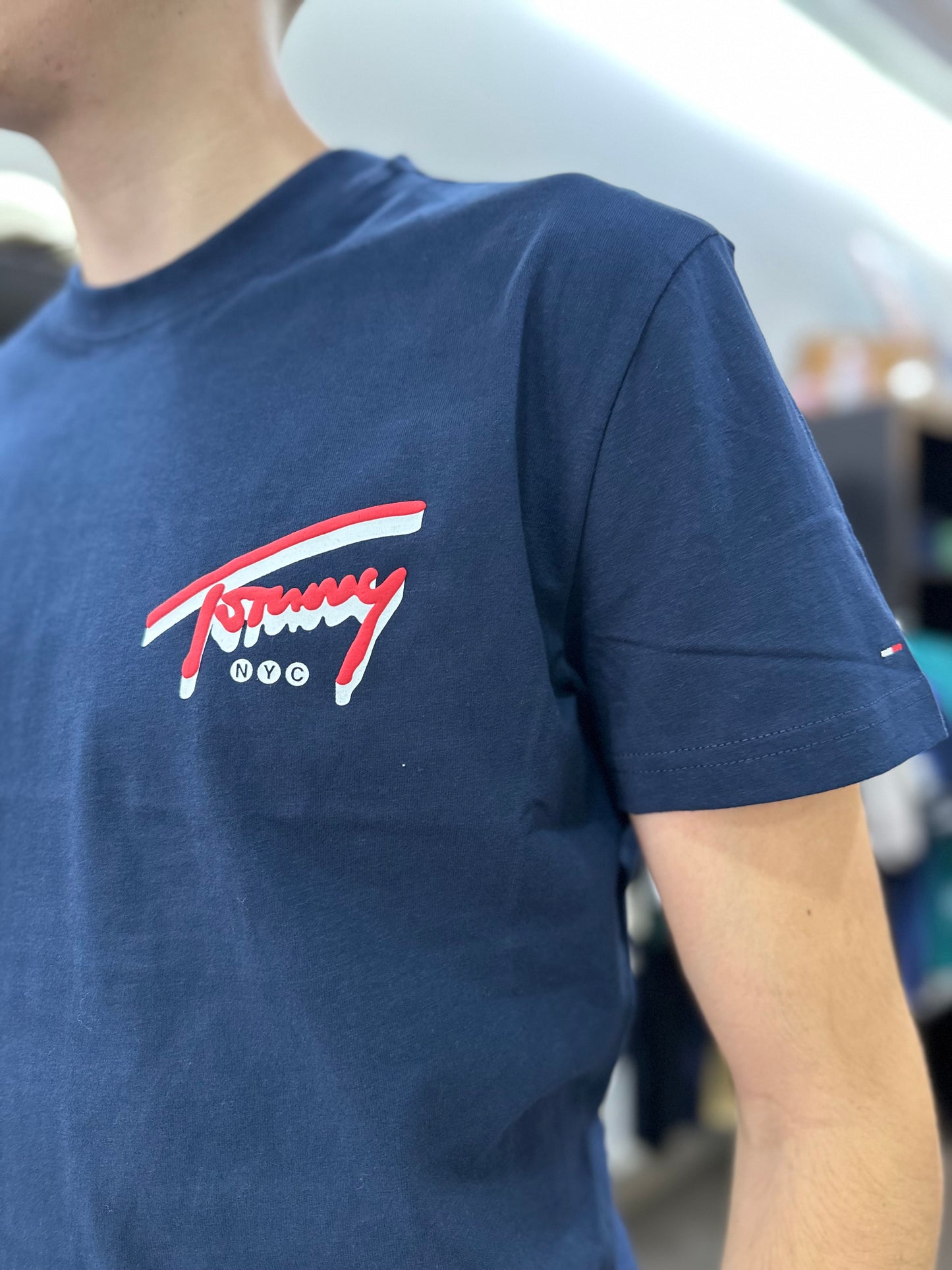 Camiseta Tommy marina logo en la espalda rojo