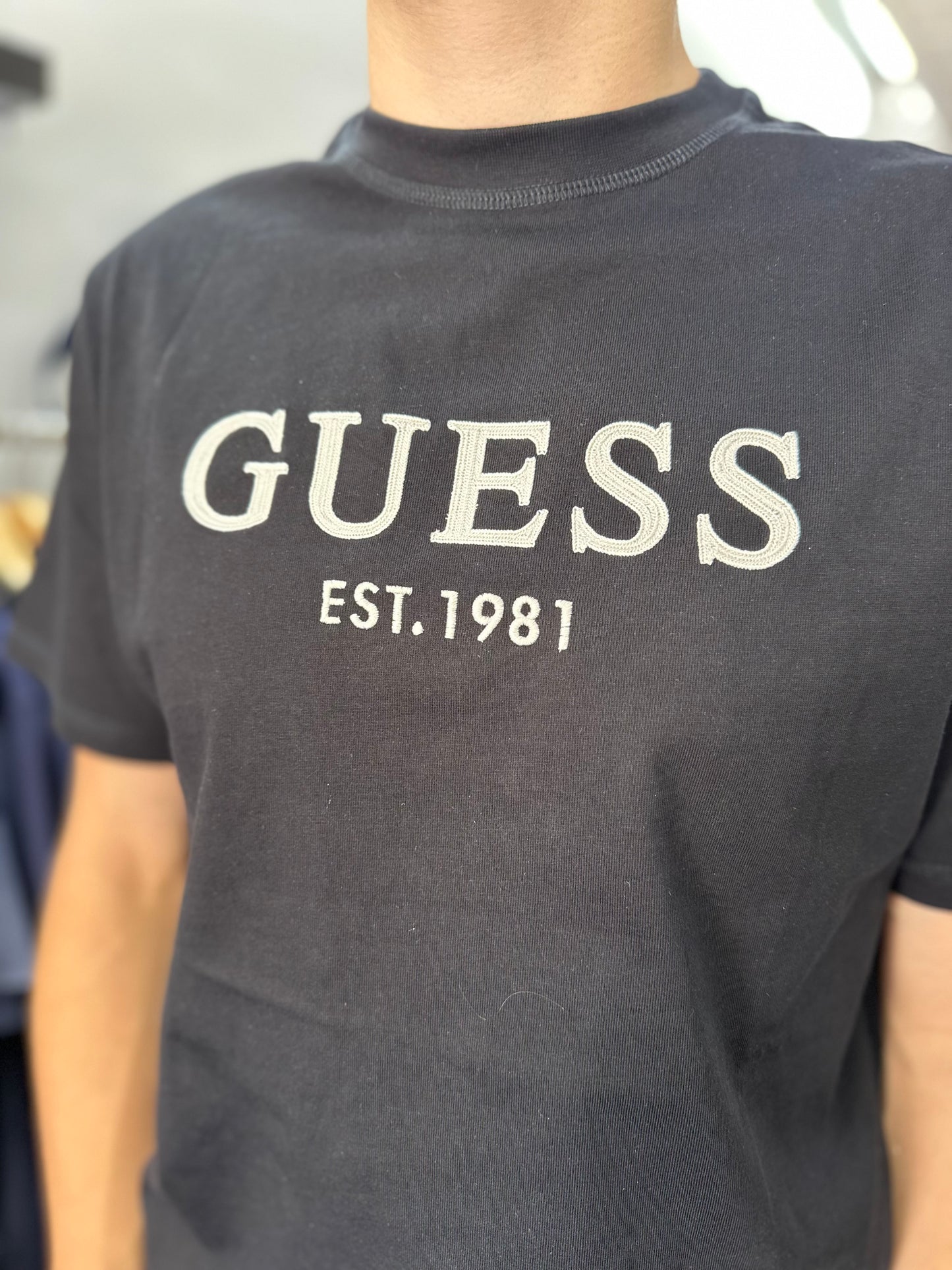 Camiseta Guess negra logo bordado