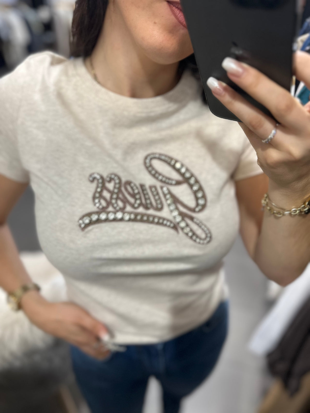 Camiseta Guess beige jaspeada con logo bordado marrón chocolate y brillo rosa