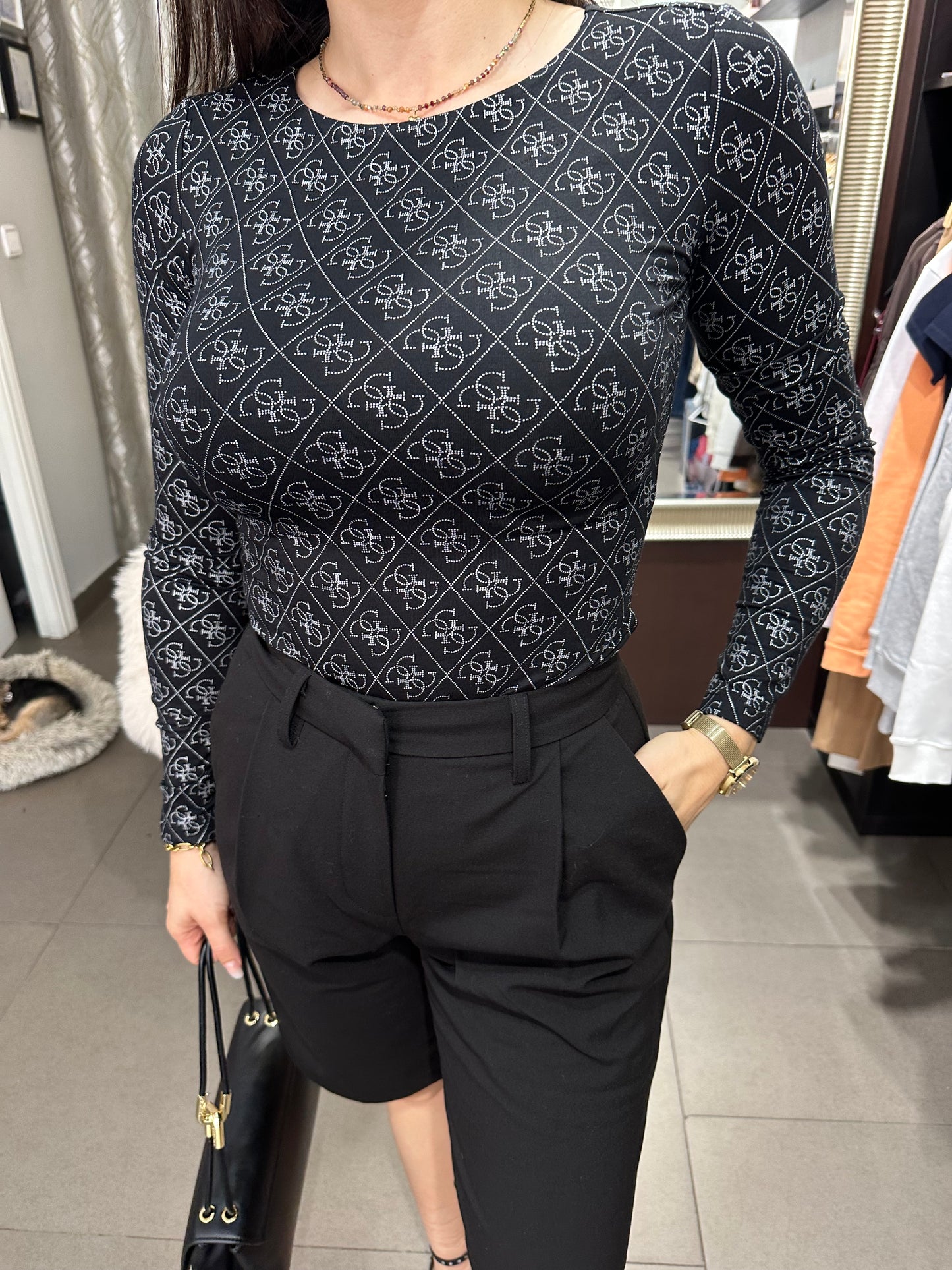 Camiseta Guess estampado all over 4g plateado