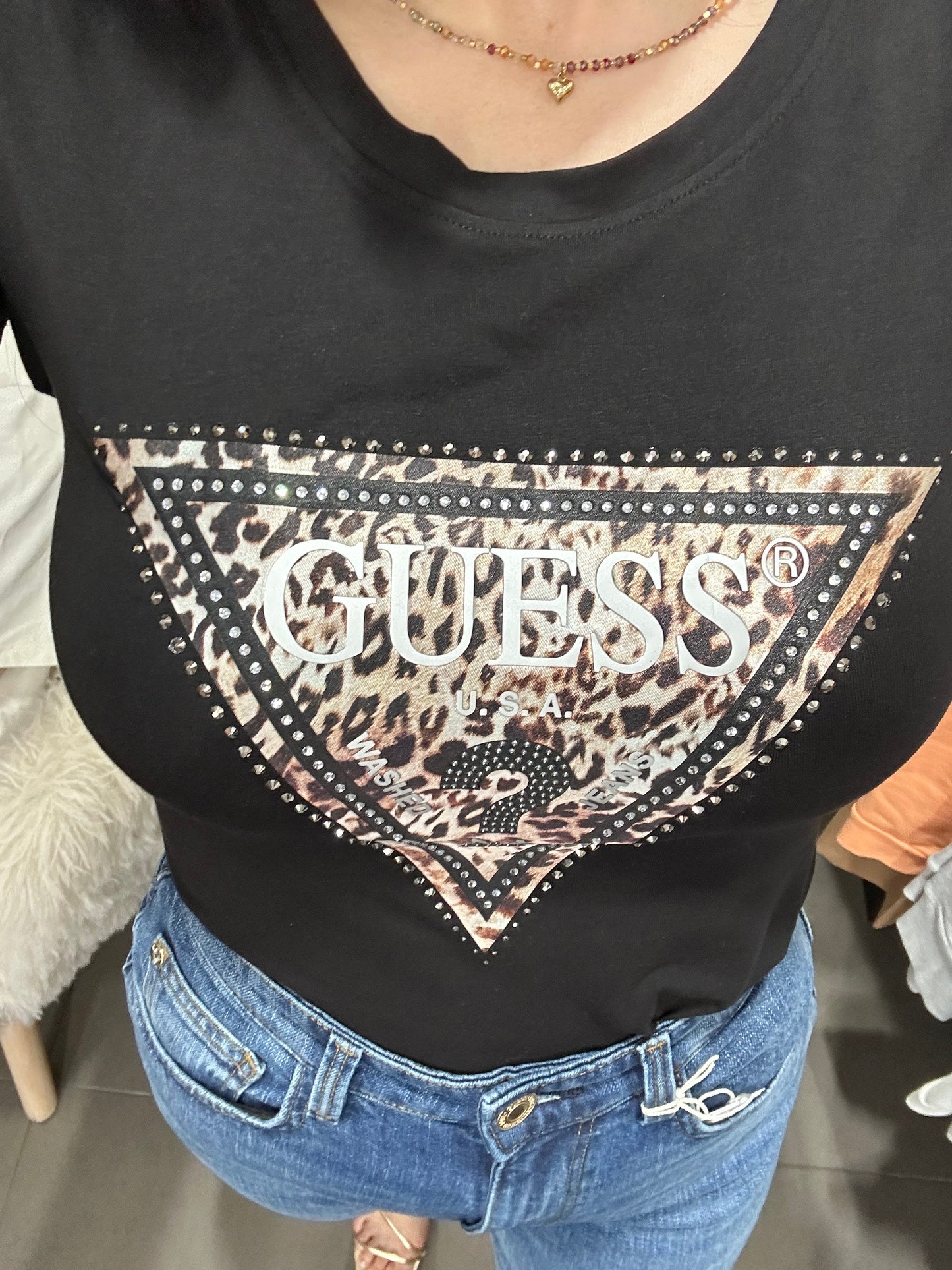 Camiseta Guess negra logo animal print