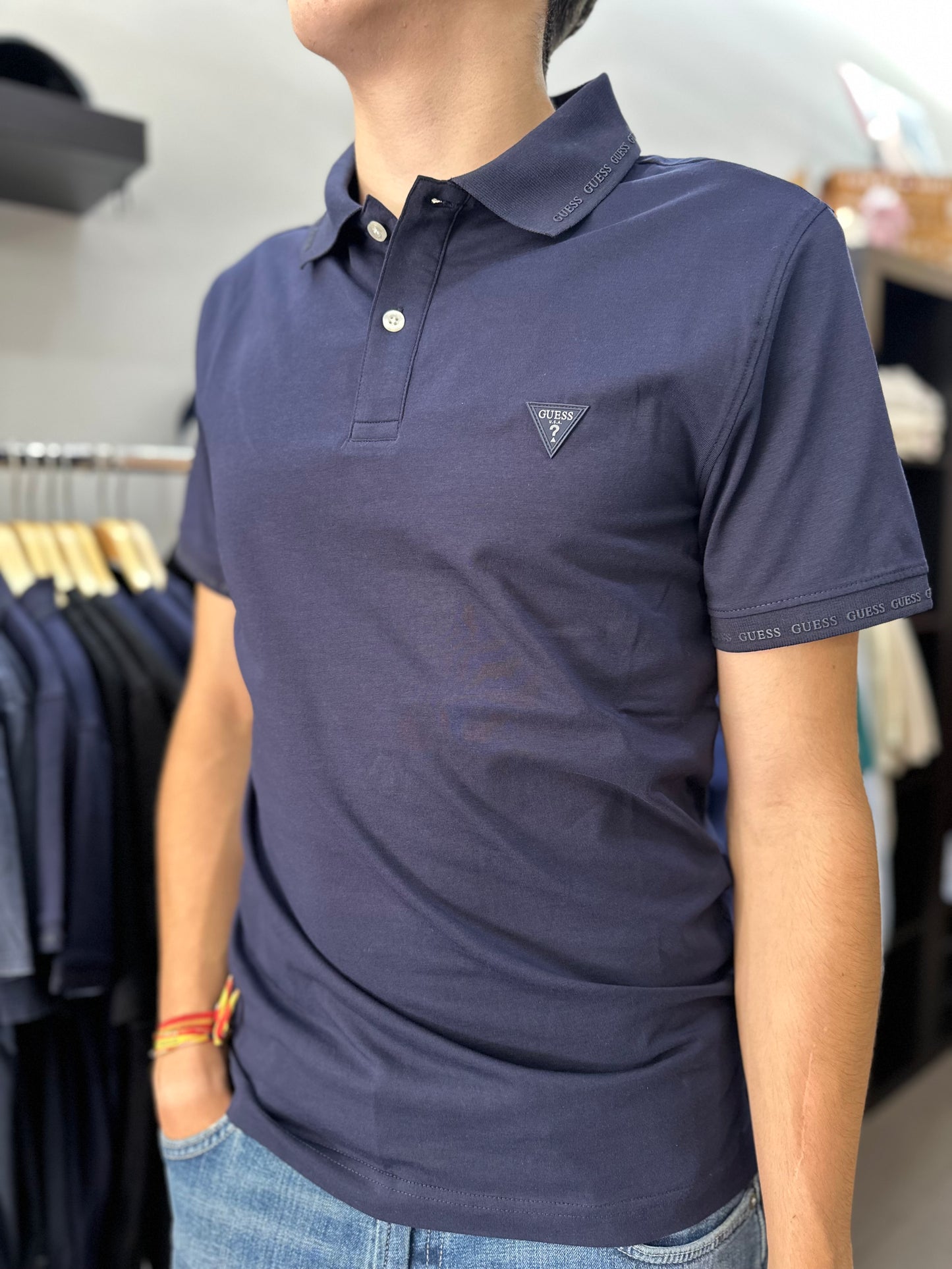 Polo Guess marino con logo en cuello y mangas