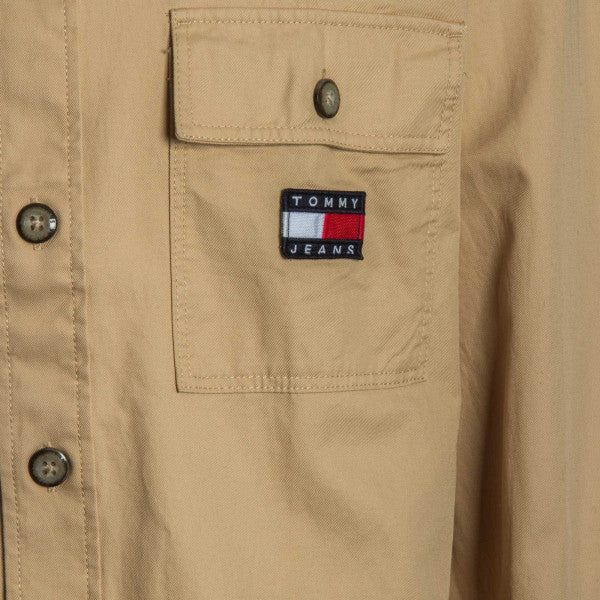 SOBRECAMISA TOMMY JEANS BEIGE LOGO EN BOLSILLO DELANTERO IZQUIERDO