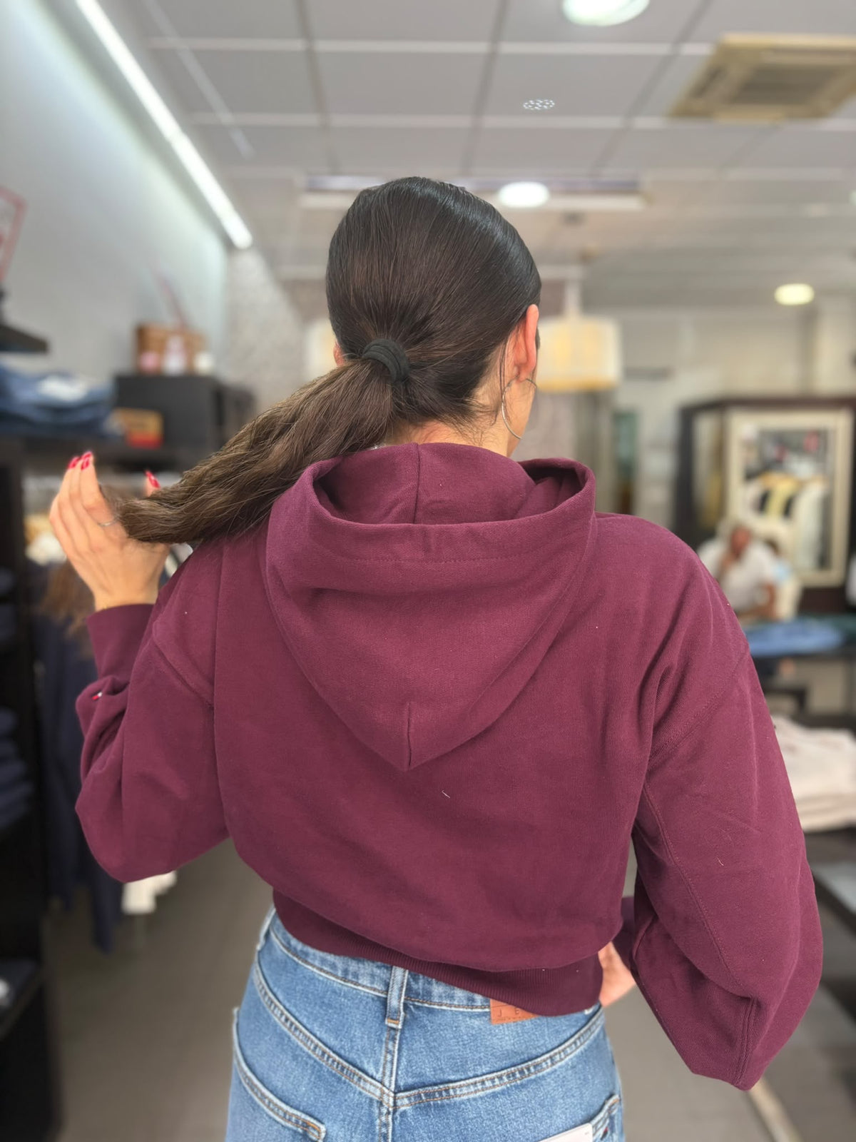 Sudadera Tommy berenjena con logo rosa con capucha