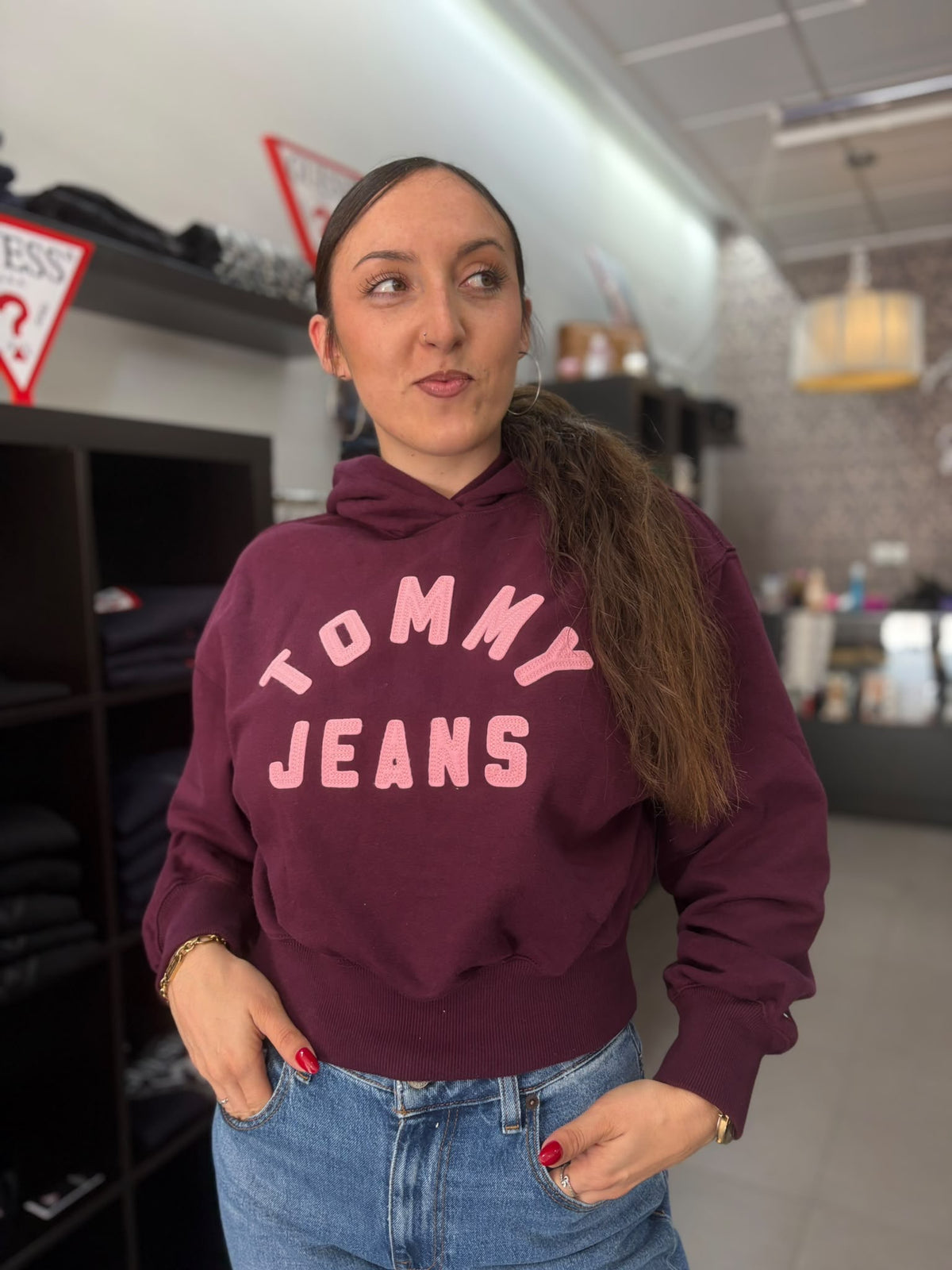 Sudadera Tommy berenjena con logo rosa con capucha