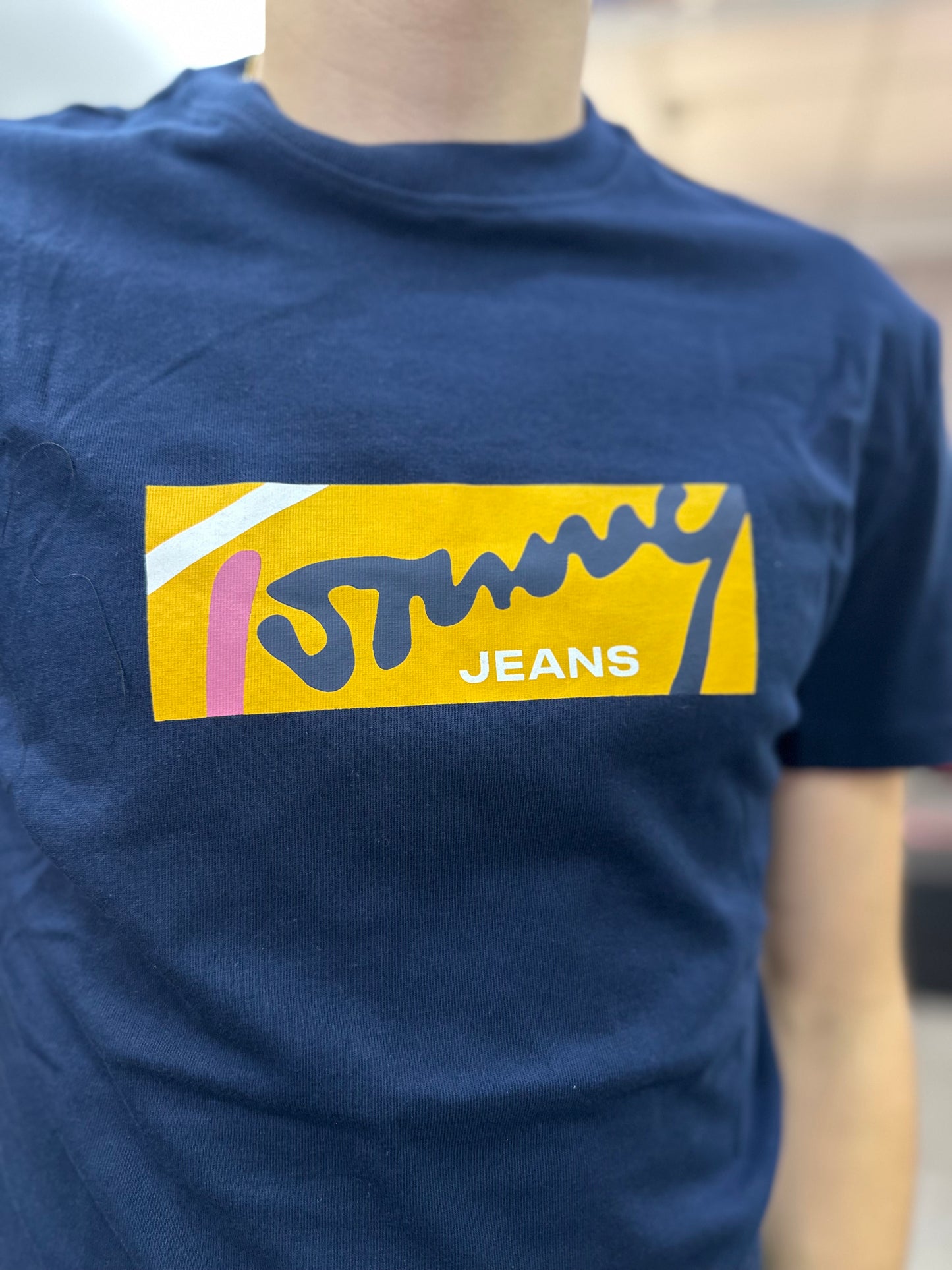 Camiseta Tommy marina logo amarillo y rosa