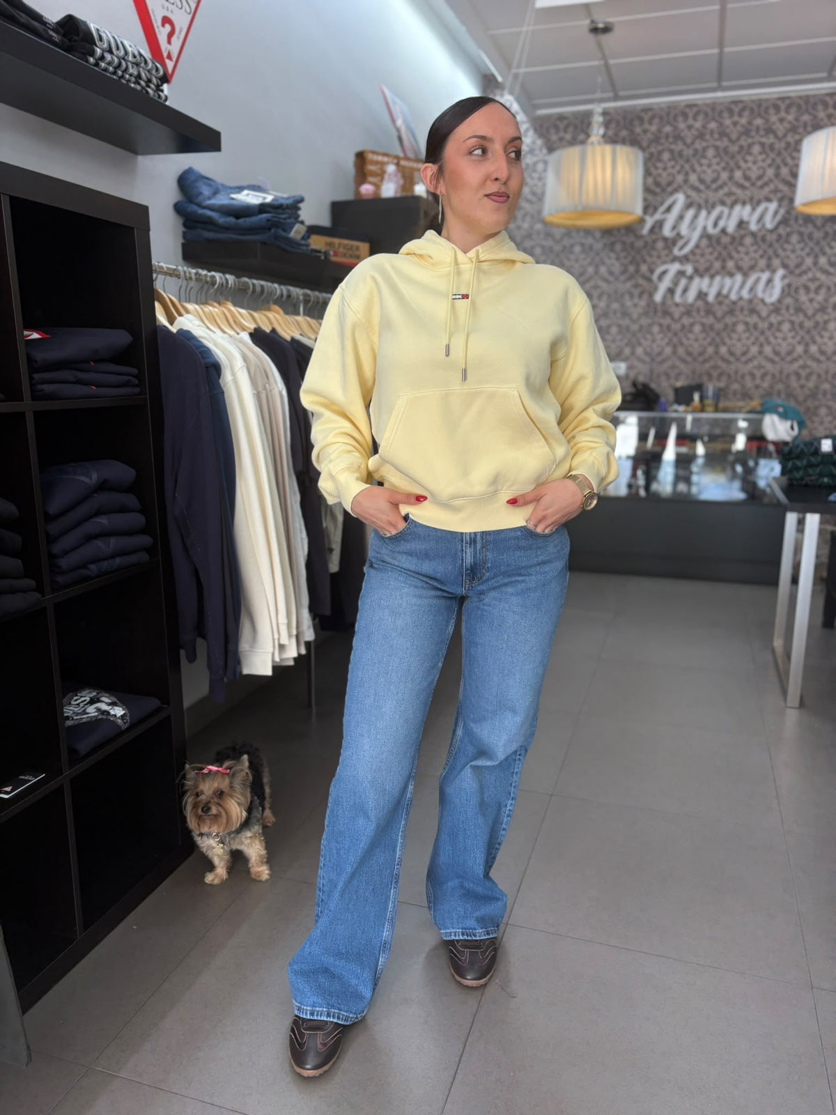 Sudadera Tommy amarillo mantequilla con capucha