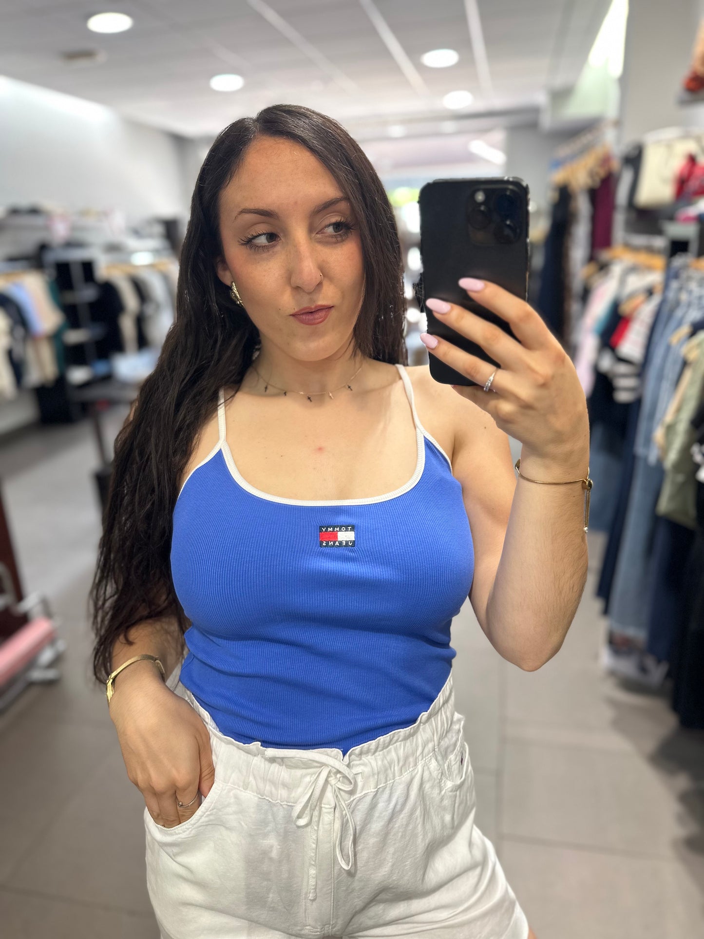 Camiseta Tommy canalé azul tirante vivo en blanco