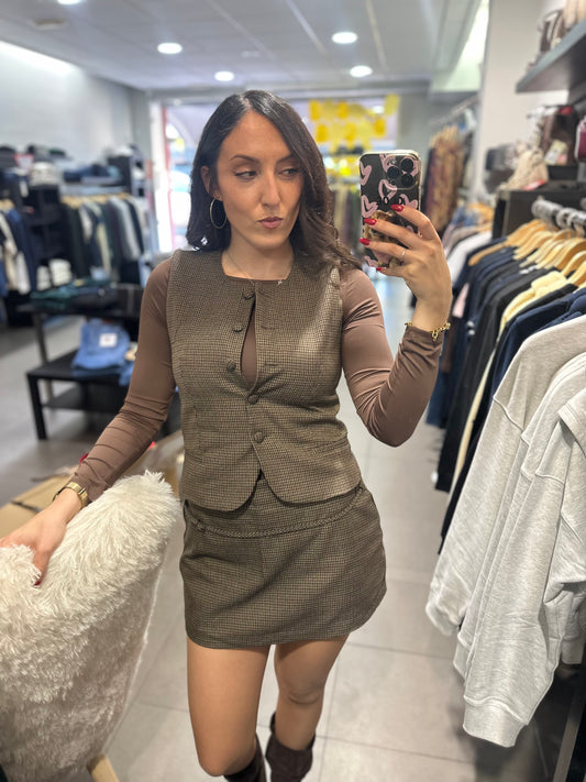 Conjunto Tiffosi chaleco y falda pantalón pata de gallo