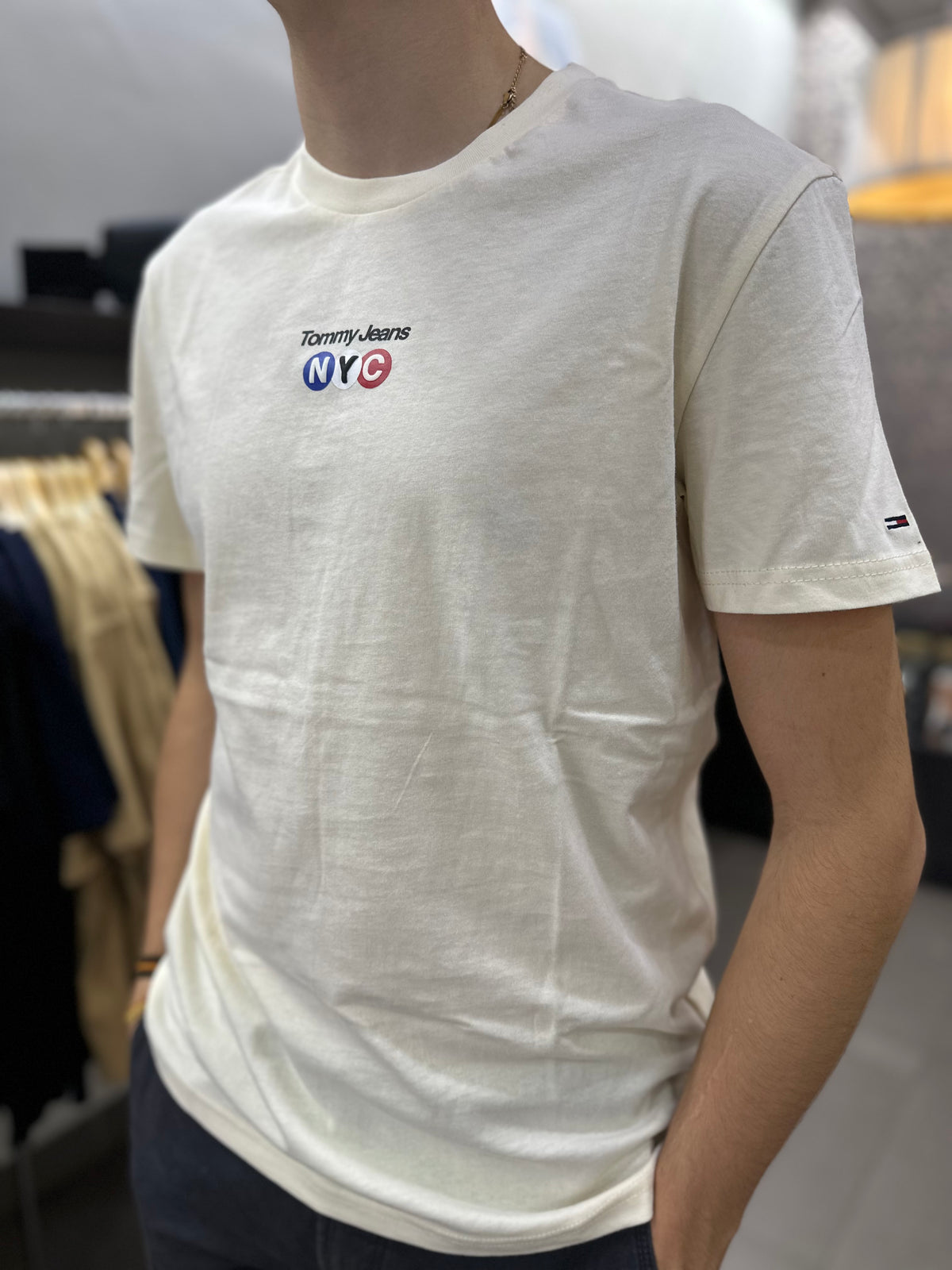 Camiseta Tommy crema logo NYC en colores bandera