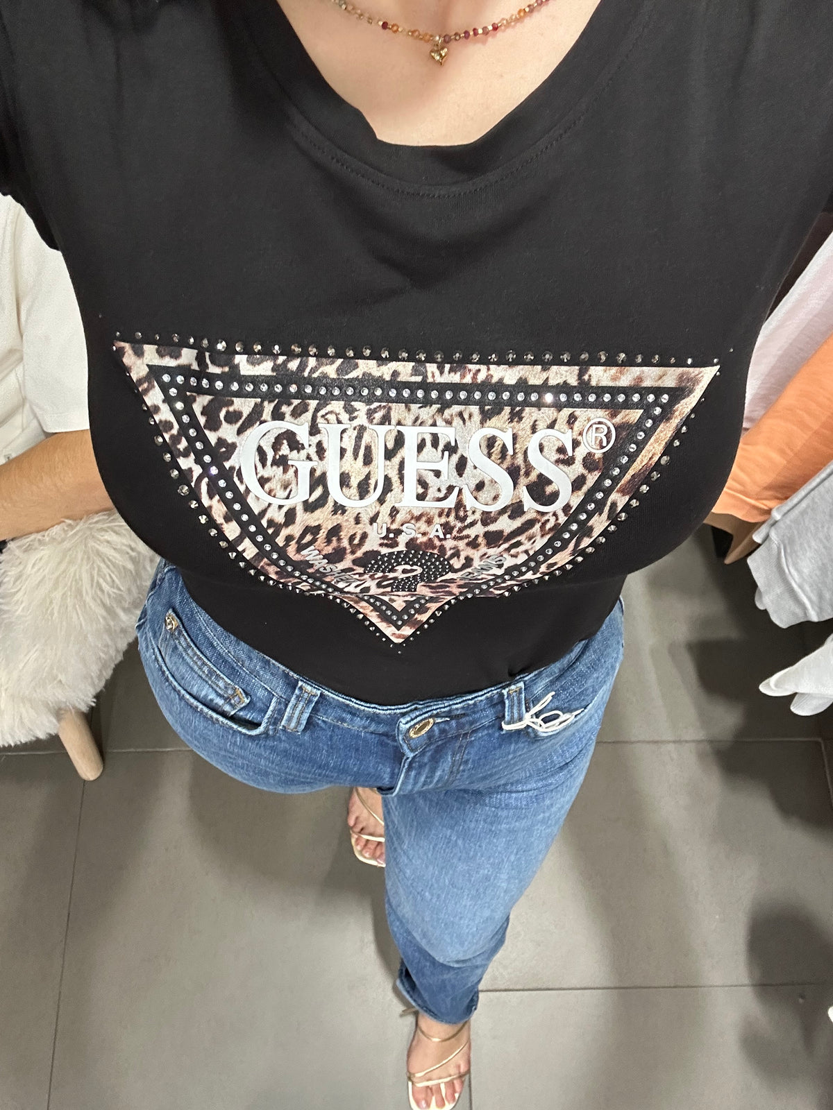Camiseta Guess negra logo animal print