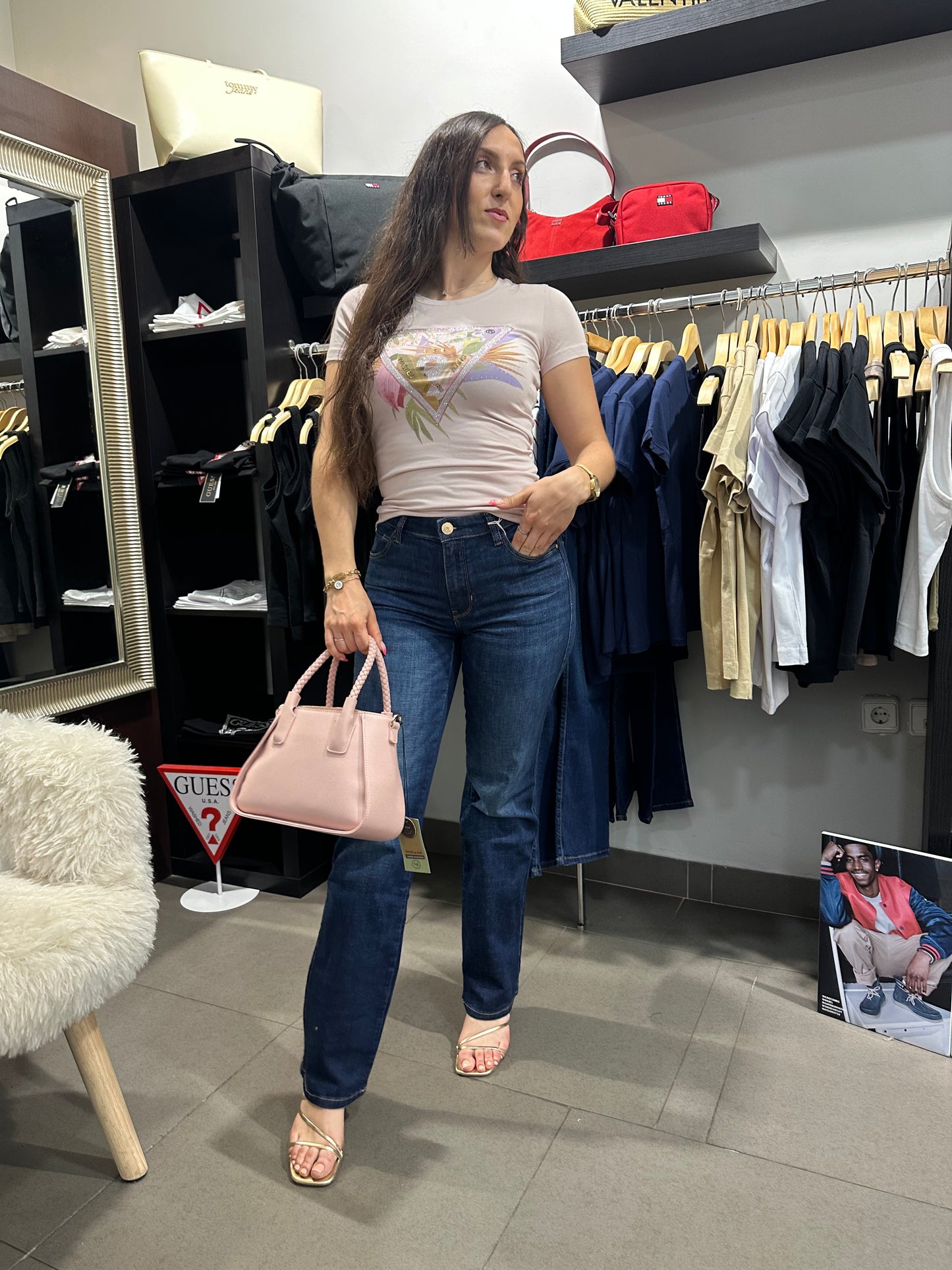 Camiseta Guess rosa con logo flores brillo