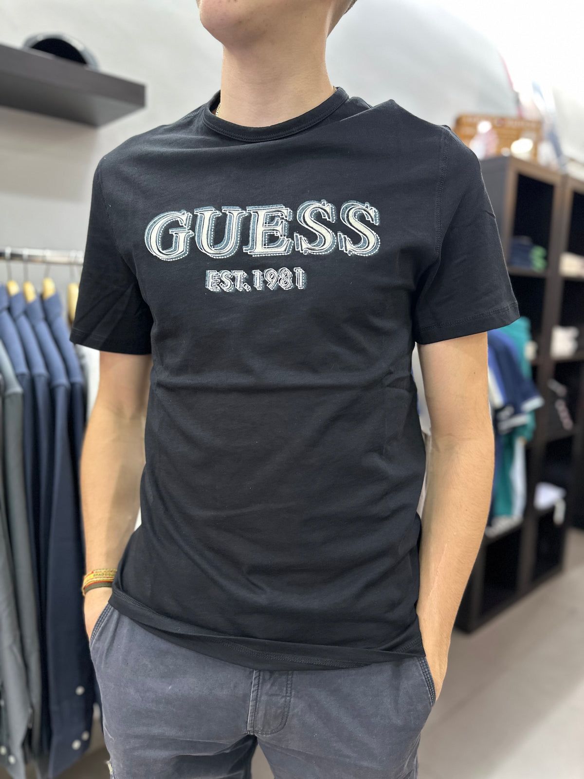 Camiseta Guess negra logo bordado