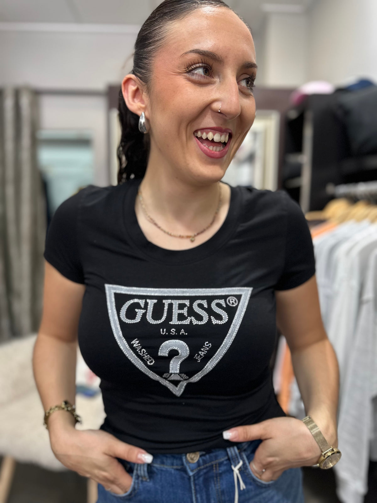Camiseta Guess negra logo brillo