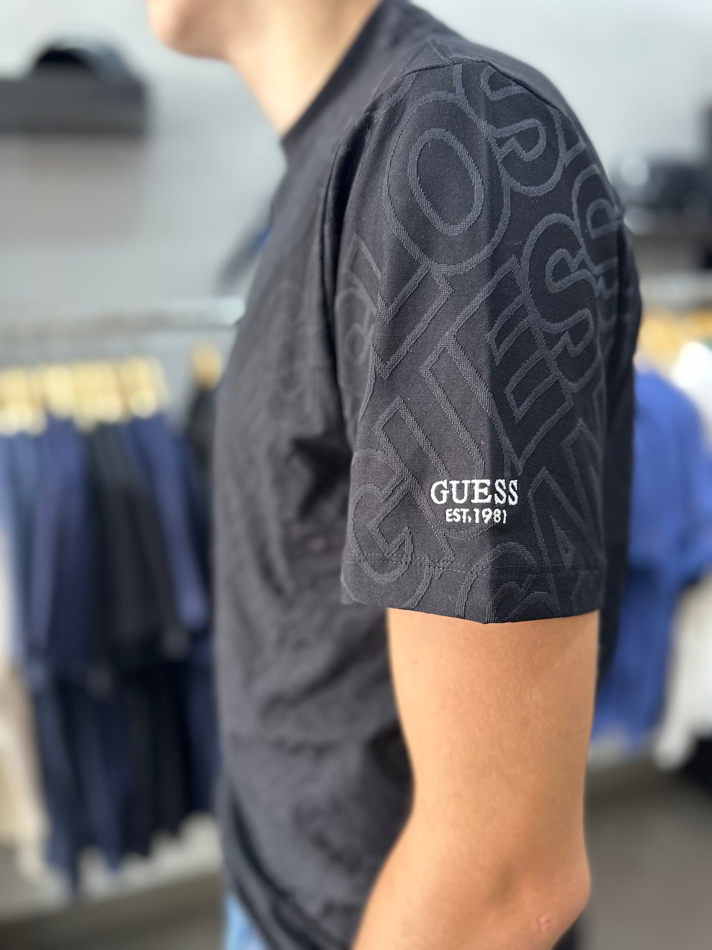 Camiseta Guess negra estampado all over