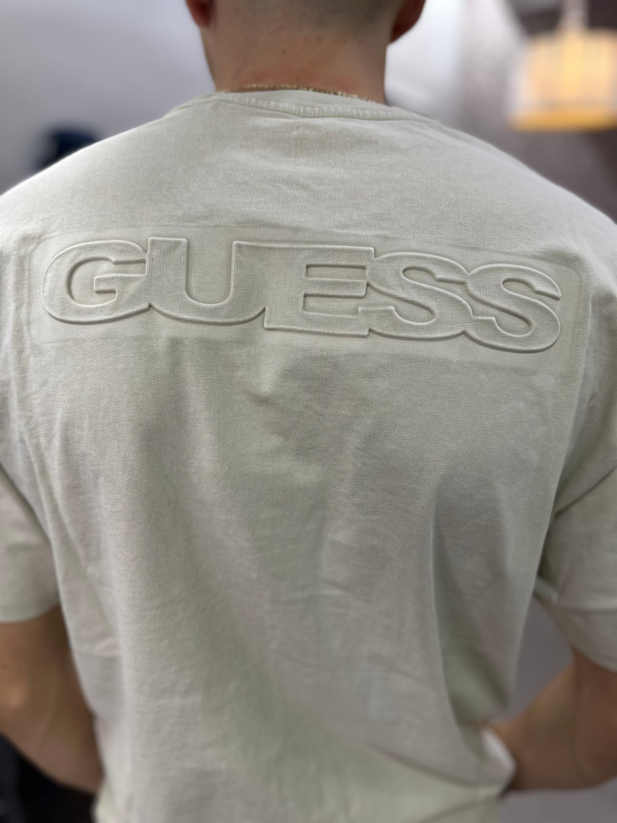 Camiseta Guess crema logo en la espalda