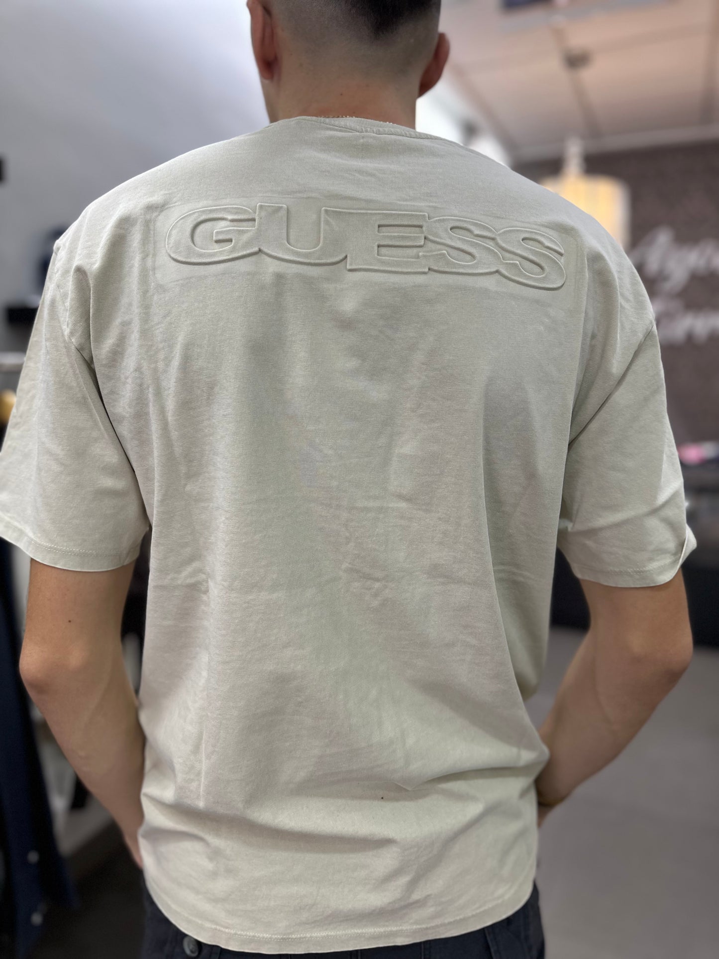 Camiseta Guess crema logo en la espalda