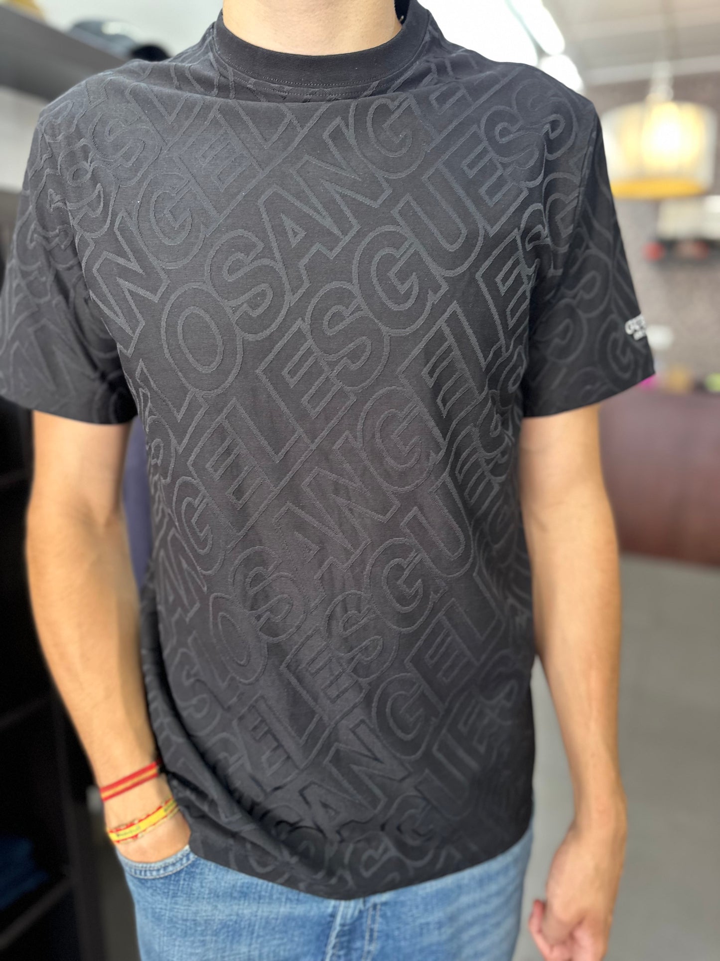 Camiseta Guess negra estampado all over