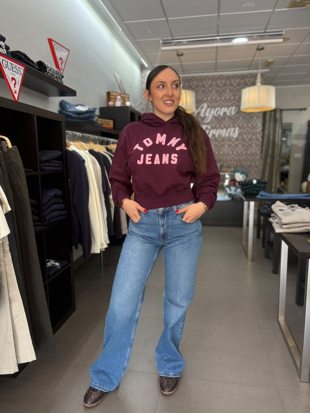 Sudadera Tommy berenjena con logo rosa con capucha
