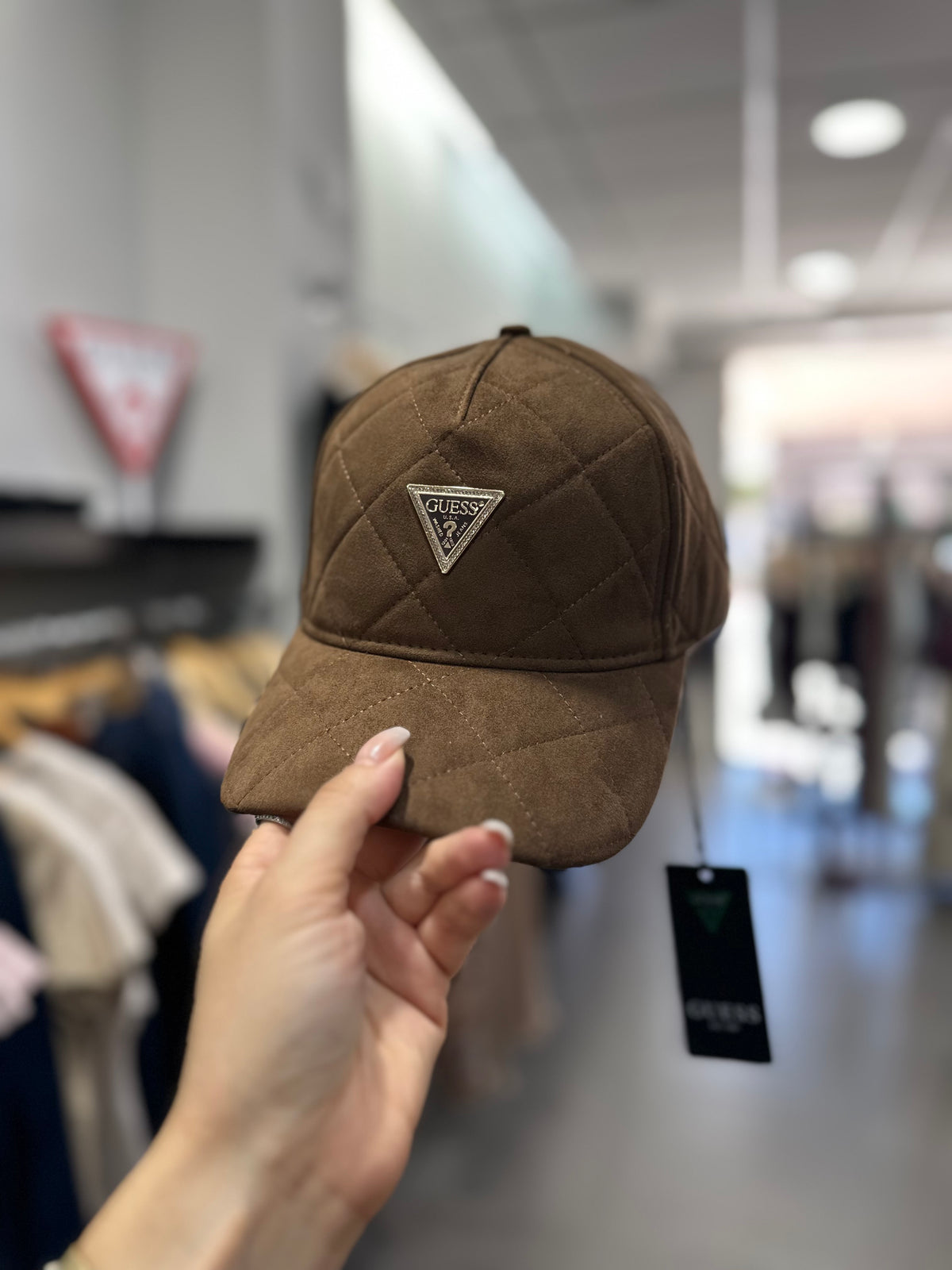 GORRA GUESS CHOCOLATE ACOLCHADA