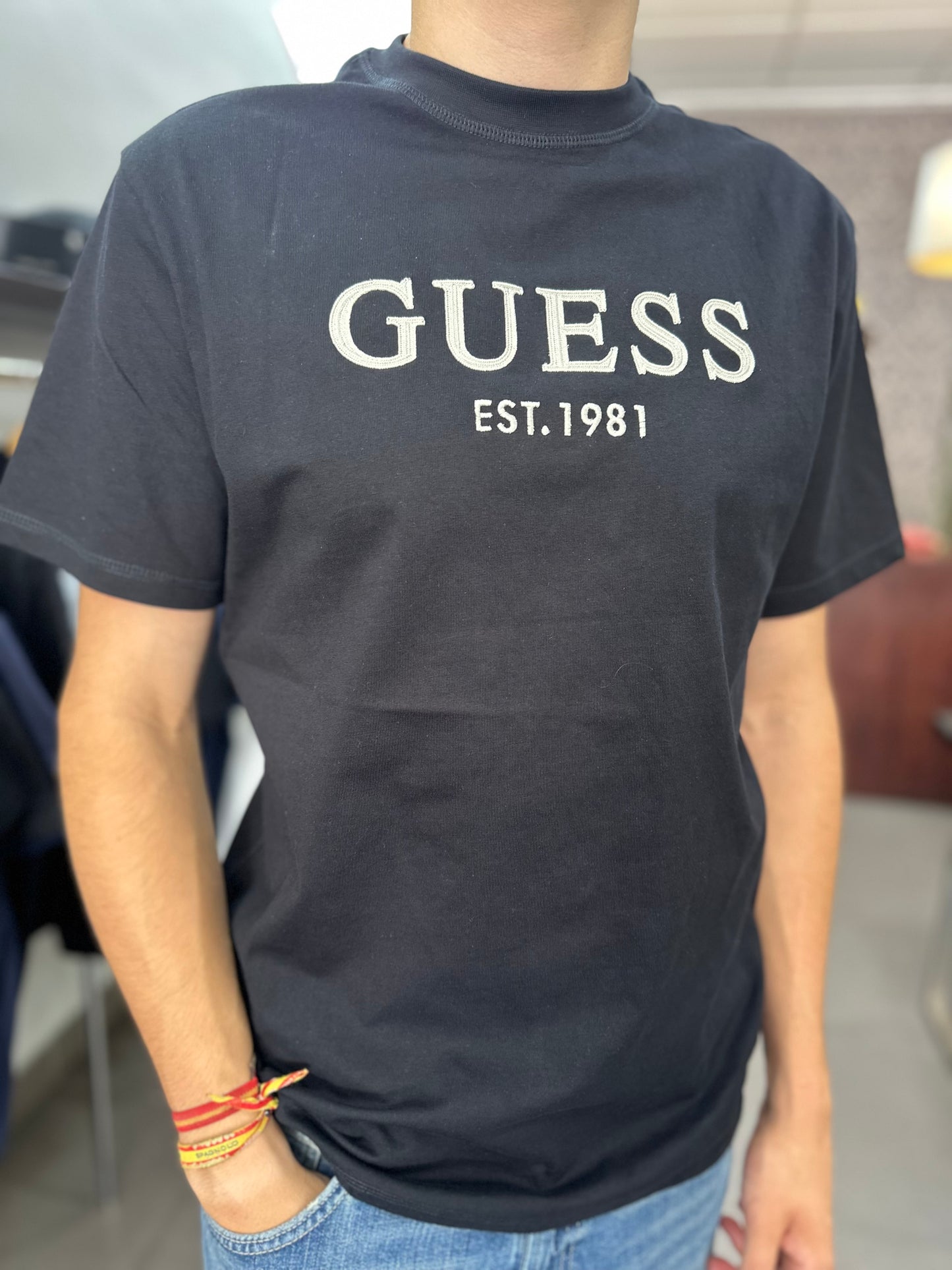 Camiseta Guess negra logo bordado